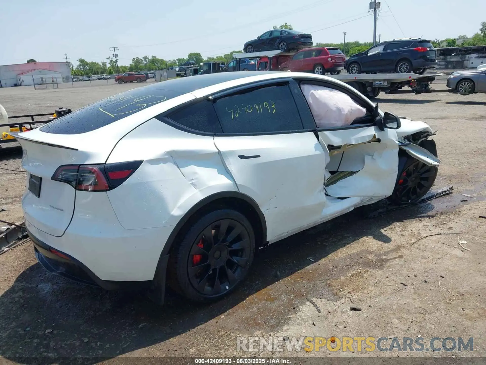 4 Photograph of a damaged car 7SAYGDEE2PF747091 TESLA MODEL Y 2023