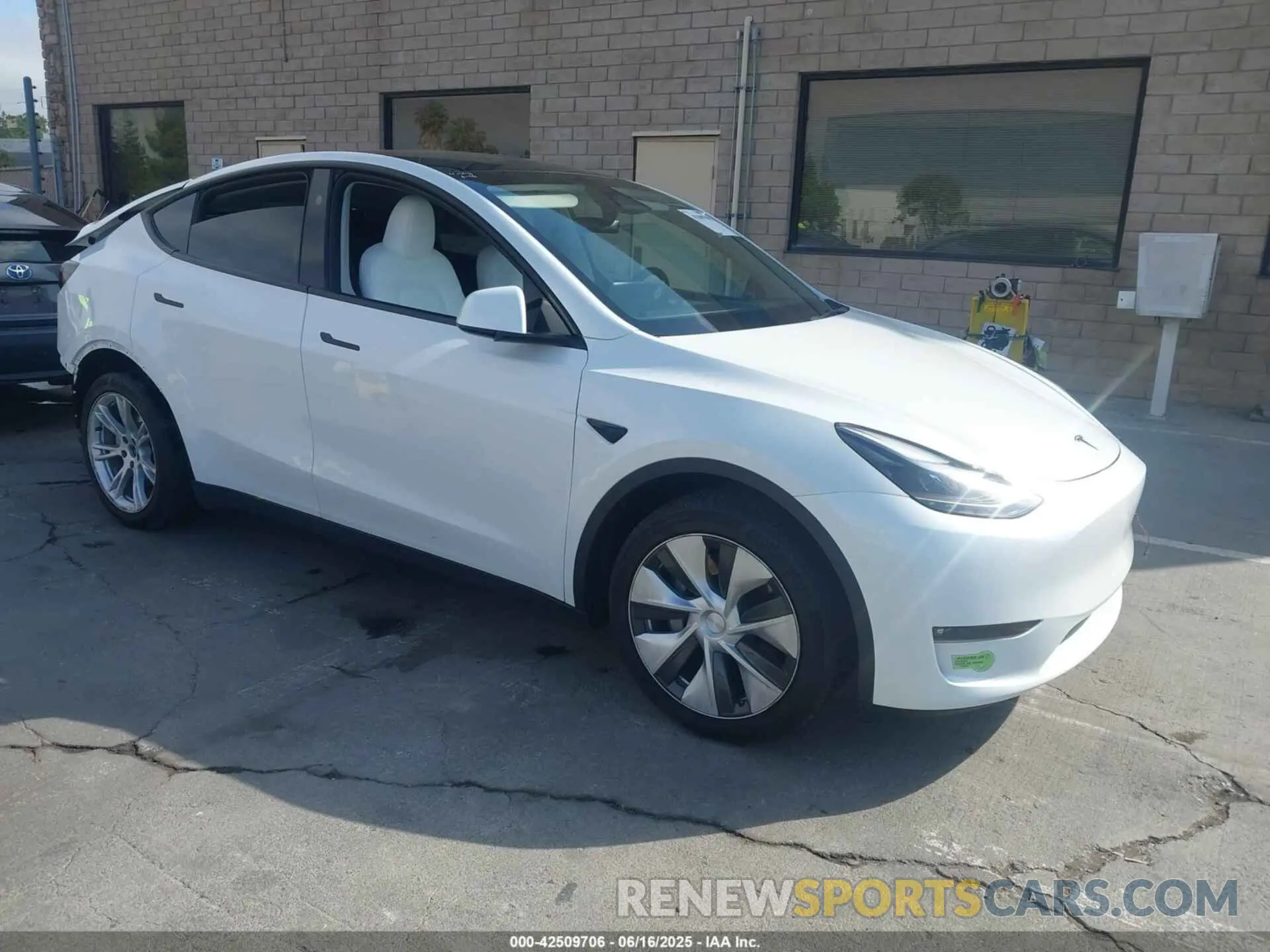 1 Photograph of a damaged car 7SAYGDEE2PF832769 TESLA MODEL Y 2023