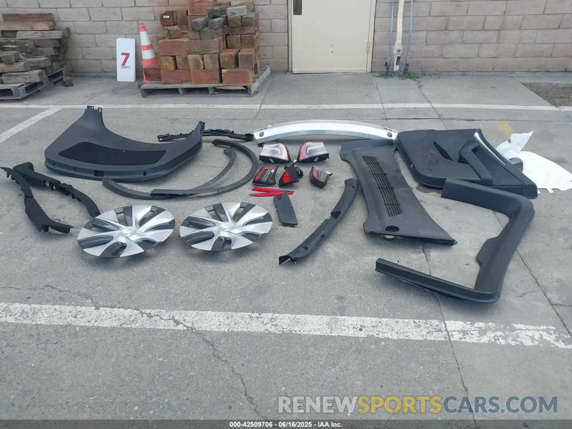 12 Photograph of a damaged car 7SAYGDEE2PF832769 TESLA MODEL Y 2023