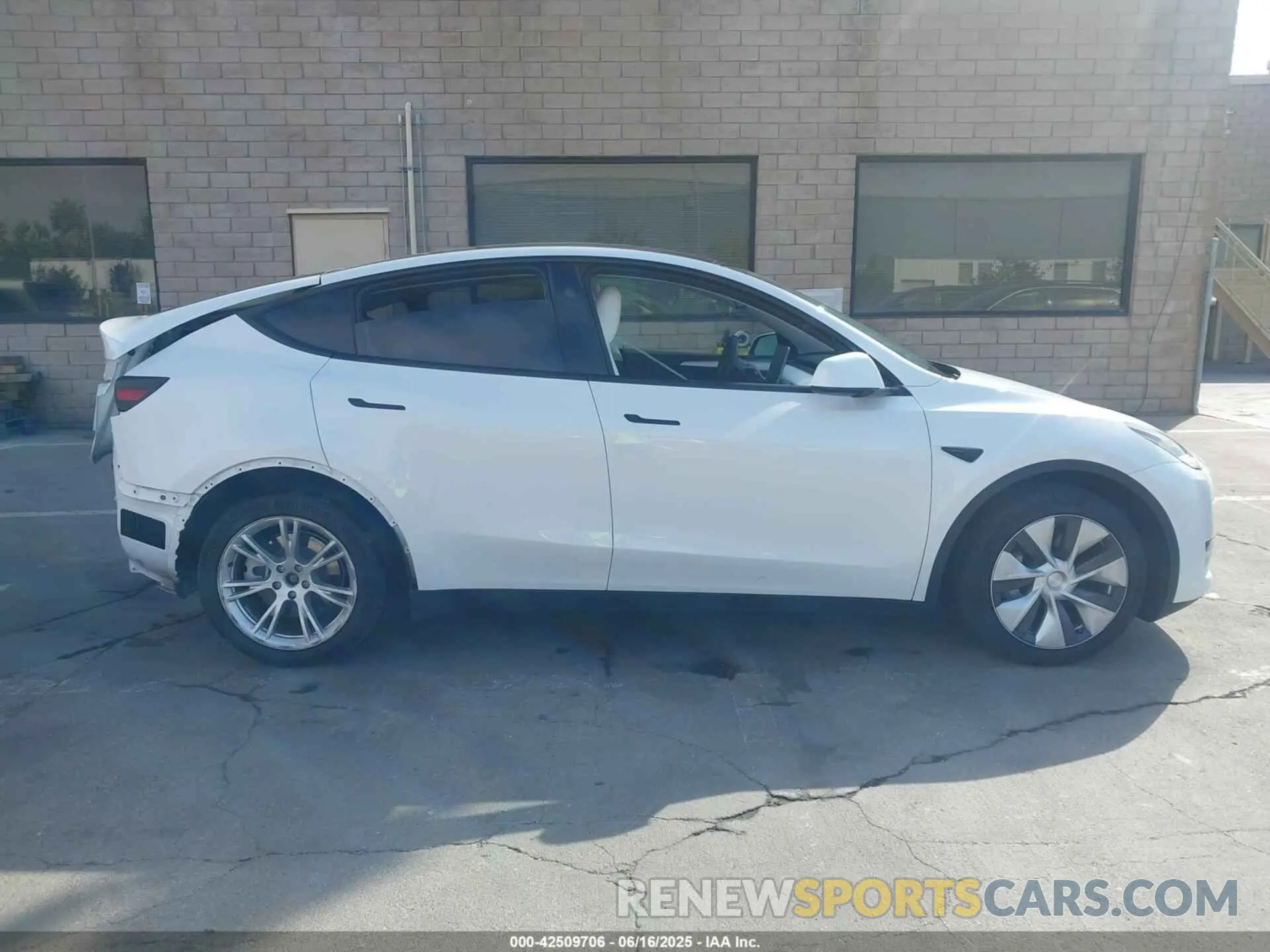 14 Photograph of a damaged car 7SAYGDEE2PF832769 TESLA MODEL Y 2023
