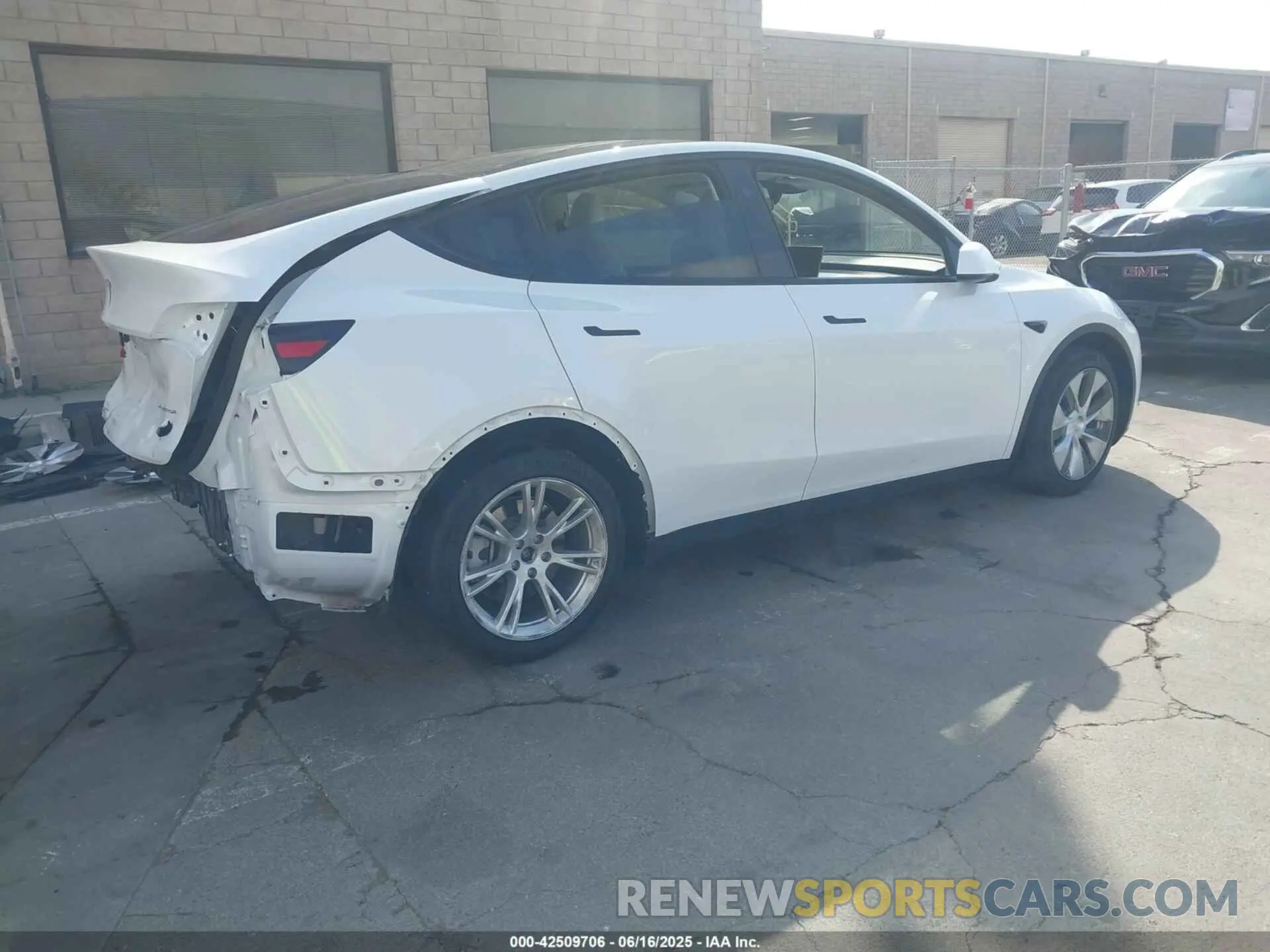 4 Photograph of a damaged car 7SAYGDEE2PF832769 TESLA MODEL Y 2023