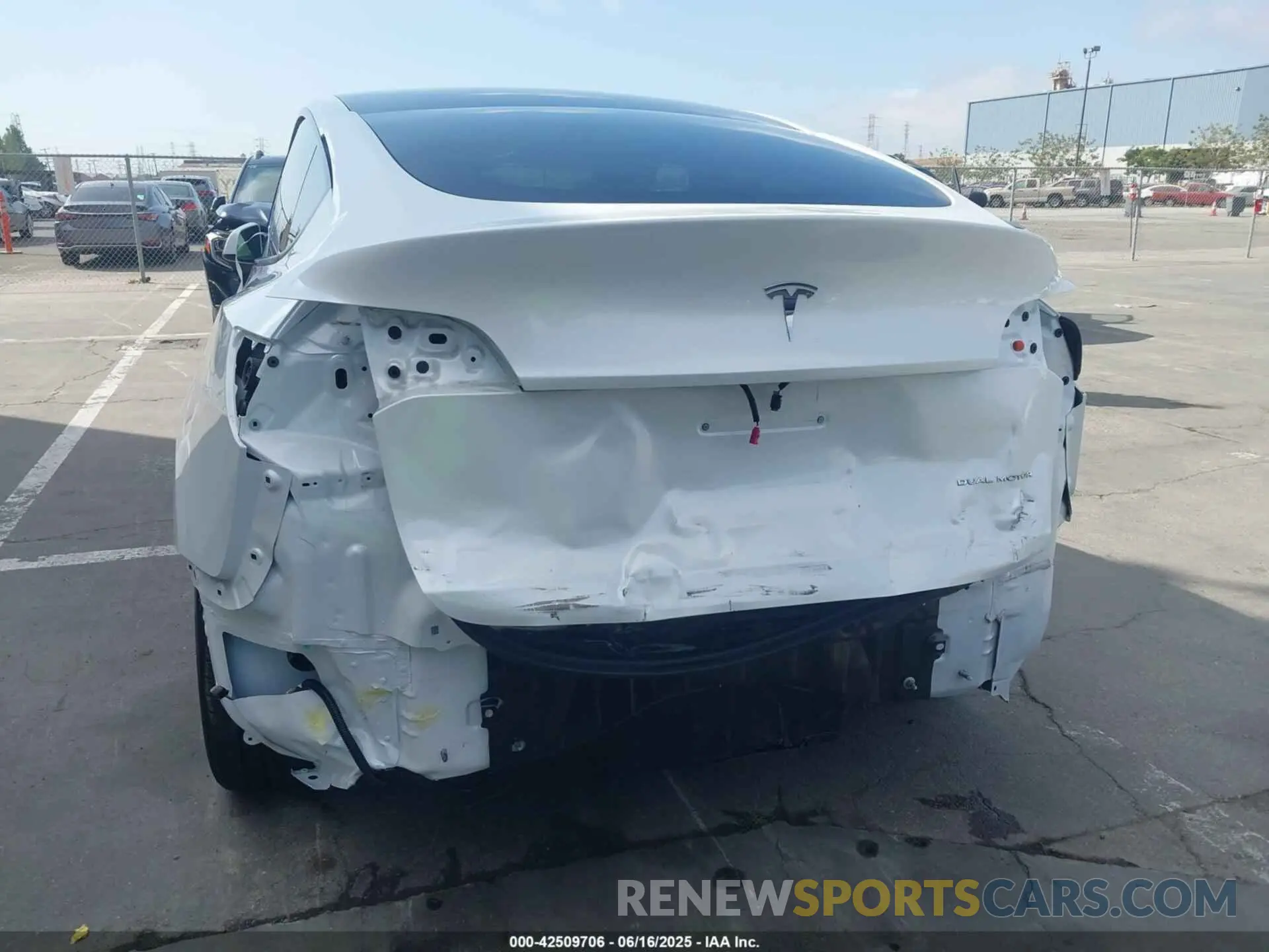 6 Photograph of a damaged car 7SAYGDEE2PF832769 TESLA MODEL Y 2023