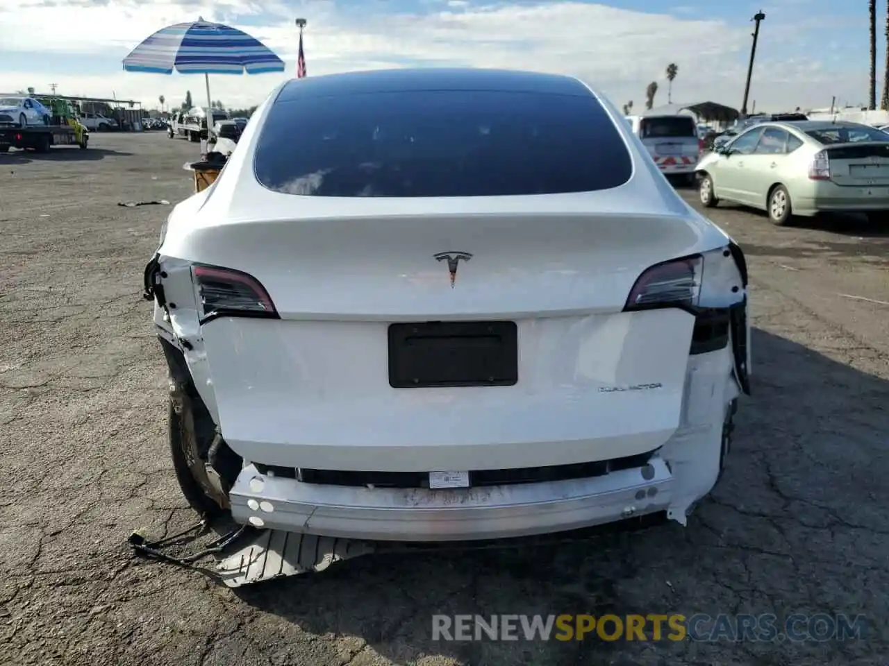 6 Photograph of a damaged car 7SAYGDEE2PF834070 TESLA MODEL Y 2023