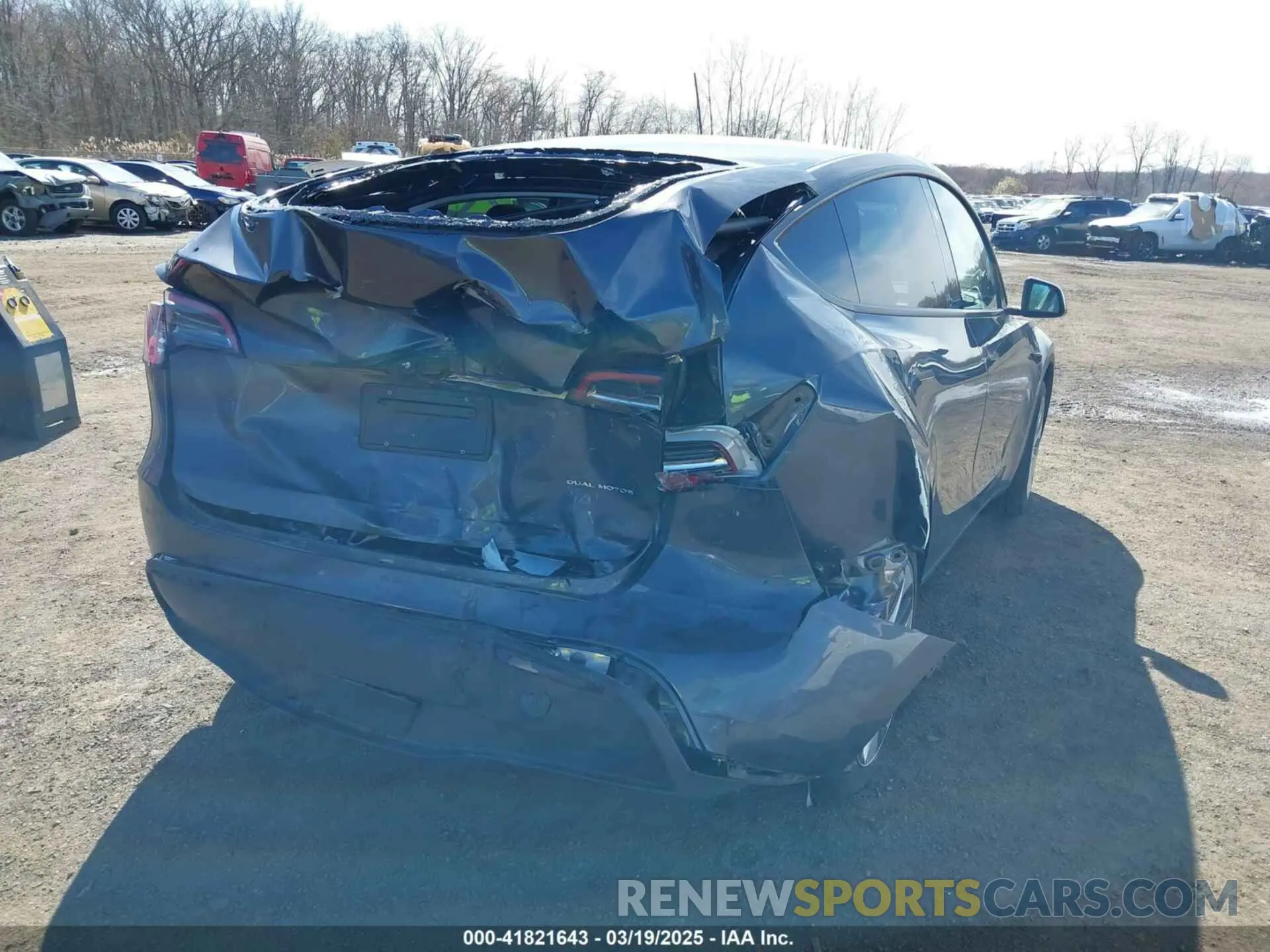 18 Photograph of a damaged car 7SAYGDEE2PF854917 TESLA MODEL Y 2023