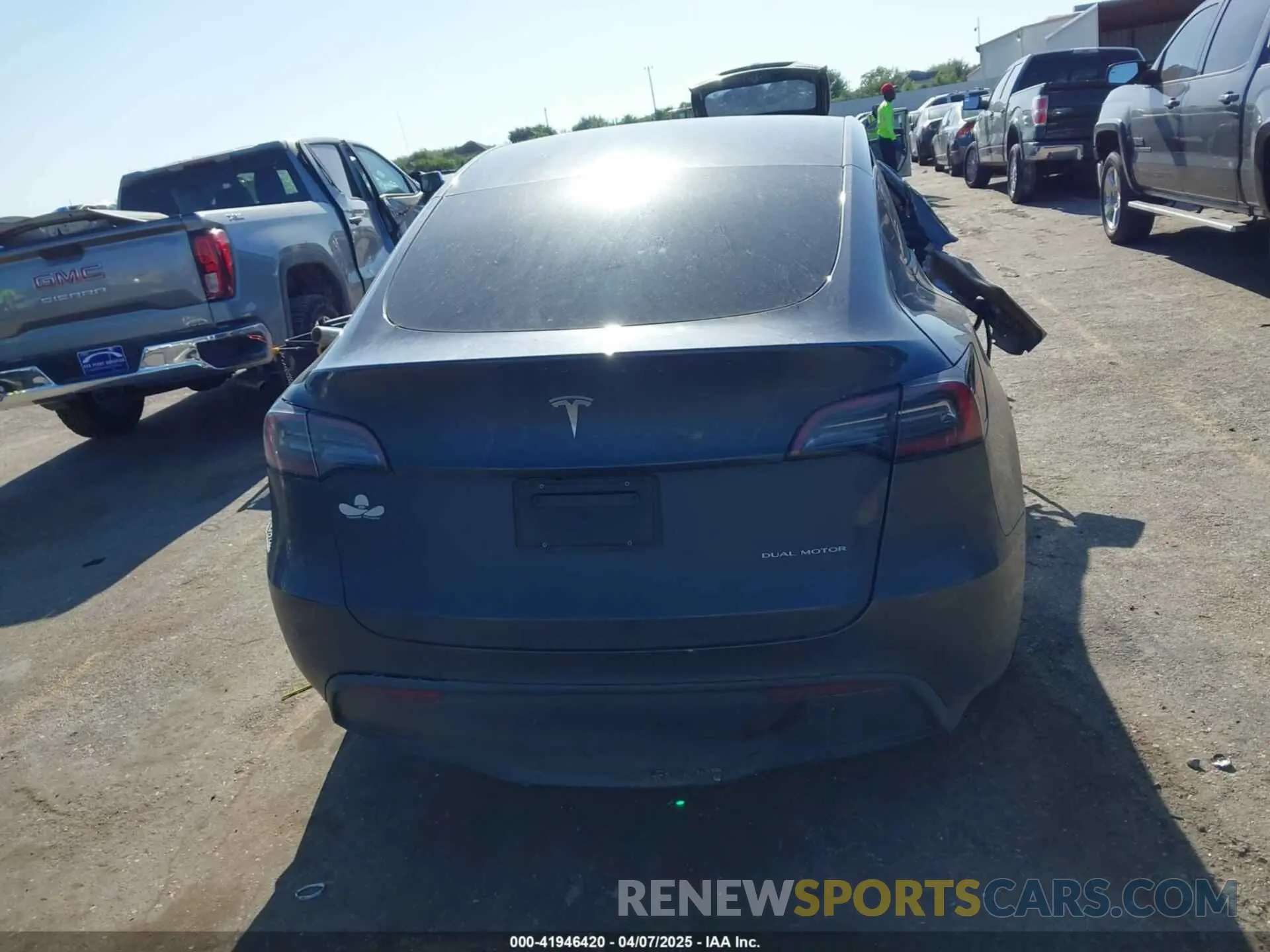 16 Photograph of a damaged car 7SAYGDEE2PF889117 TESLA MODEL Y 2023