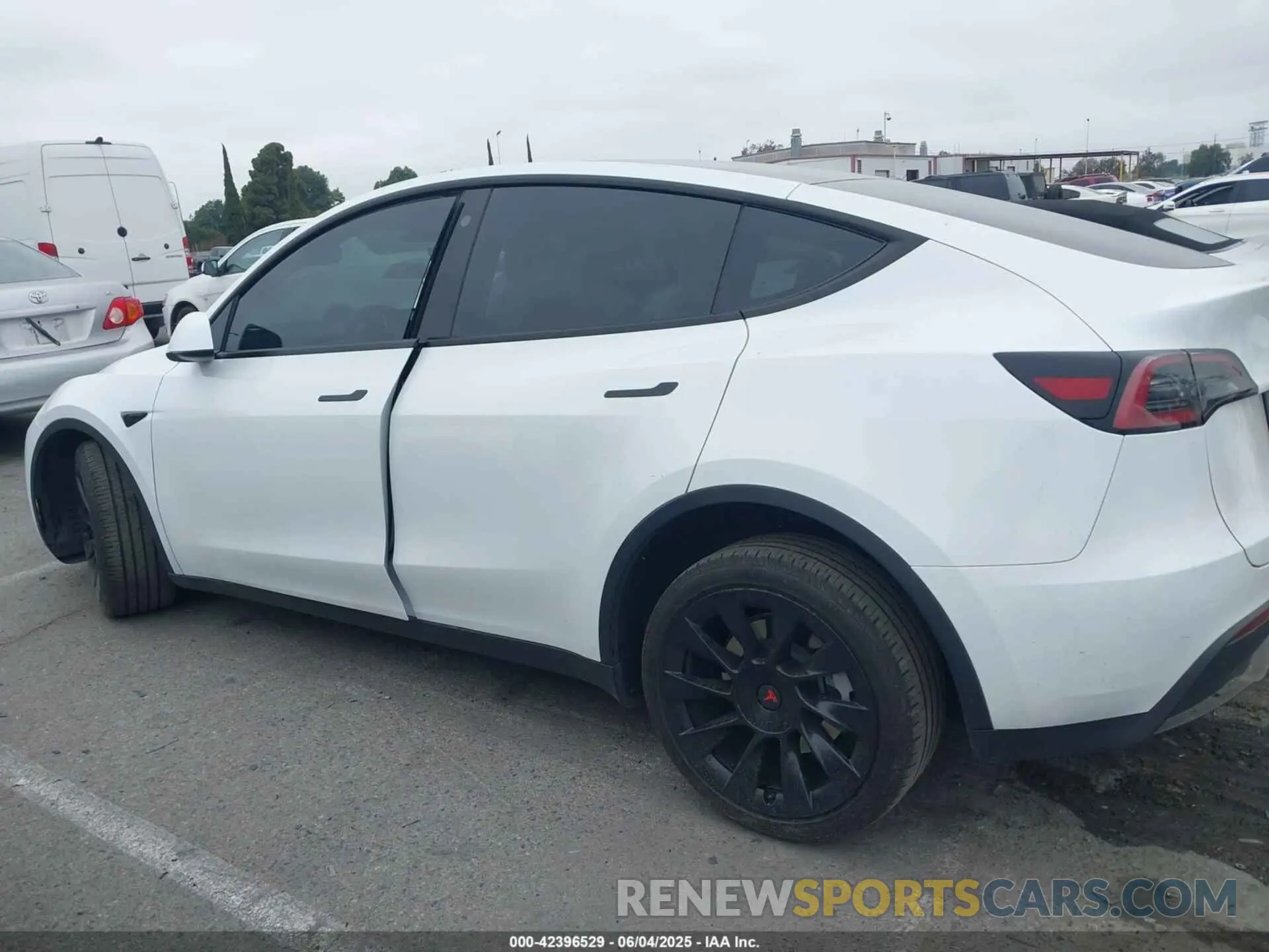 13 Photograph of a damaged car 7SAYGDEE3PA055497 TESLA MODEL Y 2023