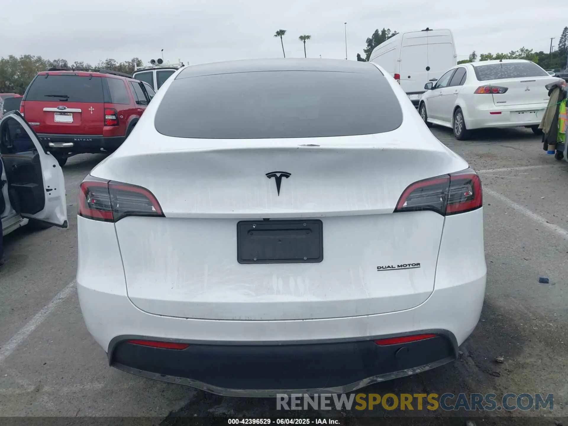 15 Photograph of a damaged car 7SAYGDEE3PA055497 TESLA MODEL Y 2023