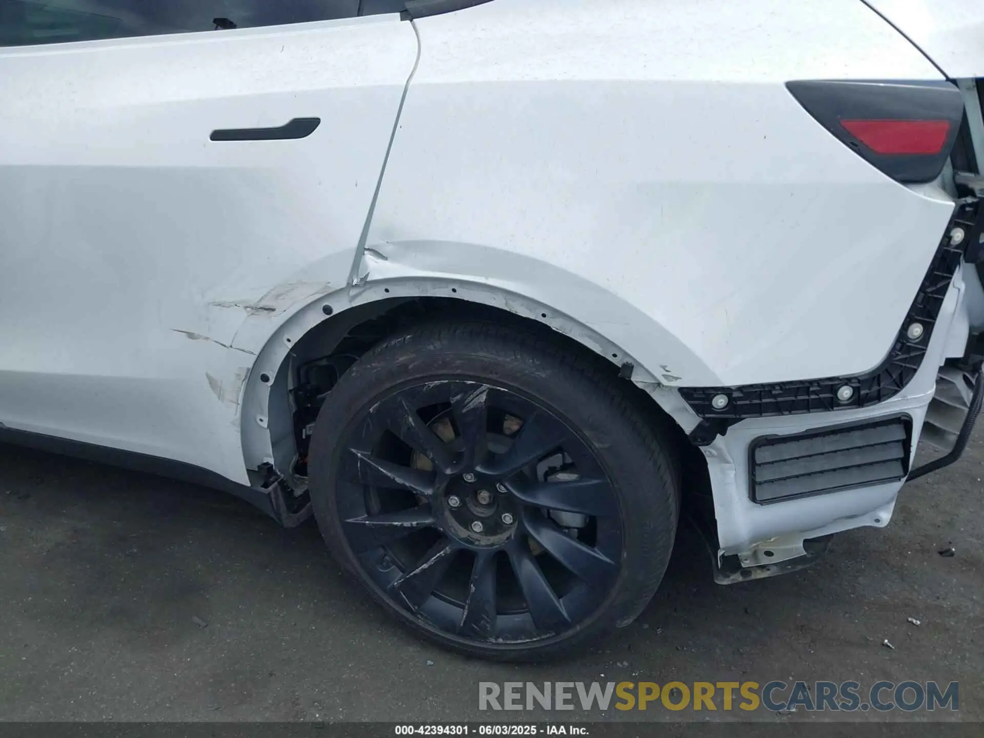 12 Photograph of a damaged car 7SAYGDEE3PA079248 TESLA MODEL Y 2023