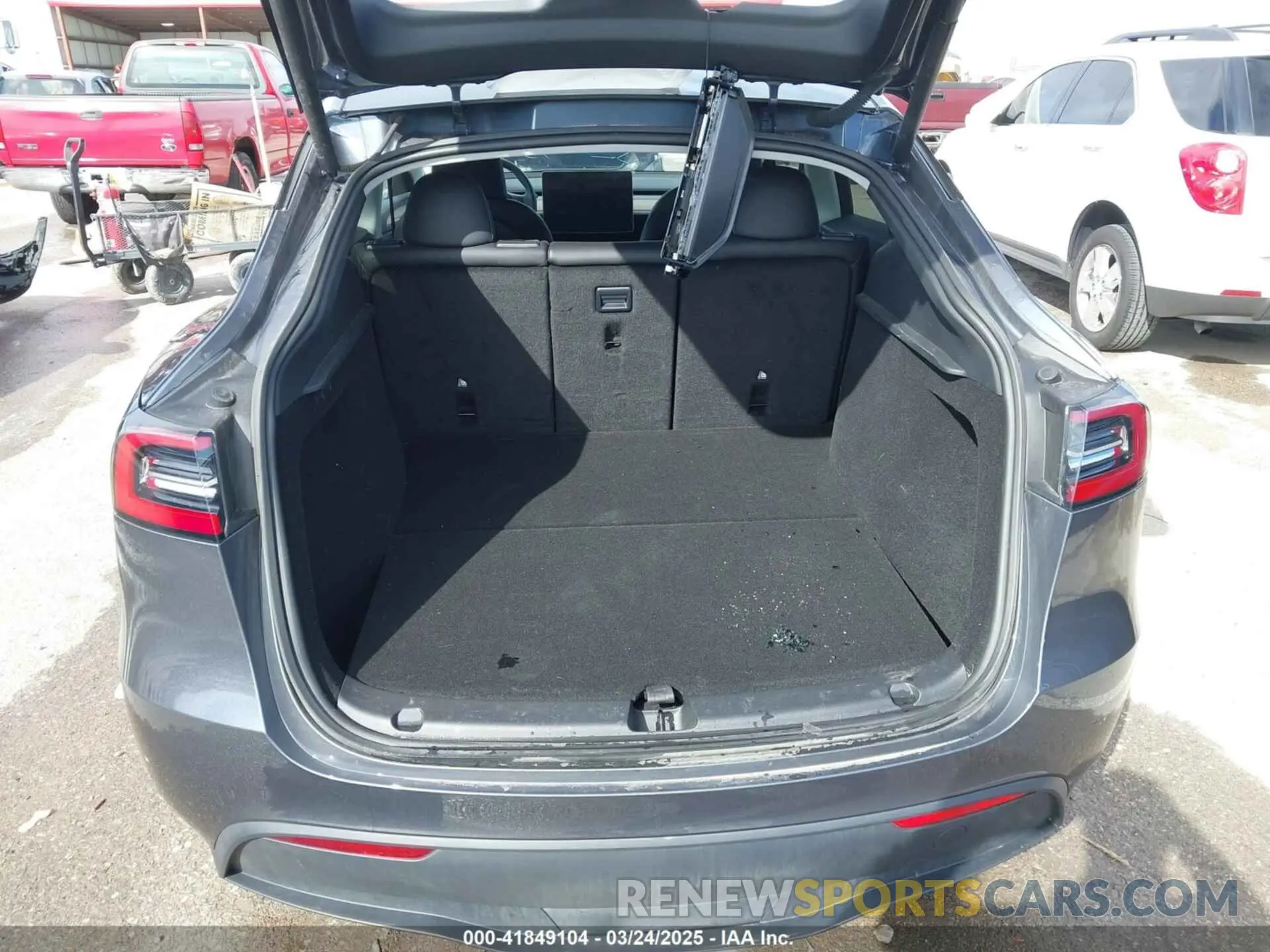 19 Photograph of a damaged car 7SAYGDEE3PA204992 TESLA MODEL Y 2023