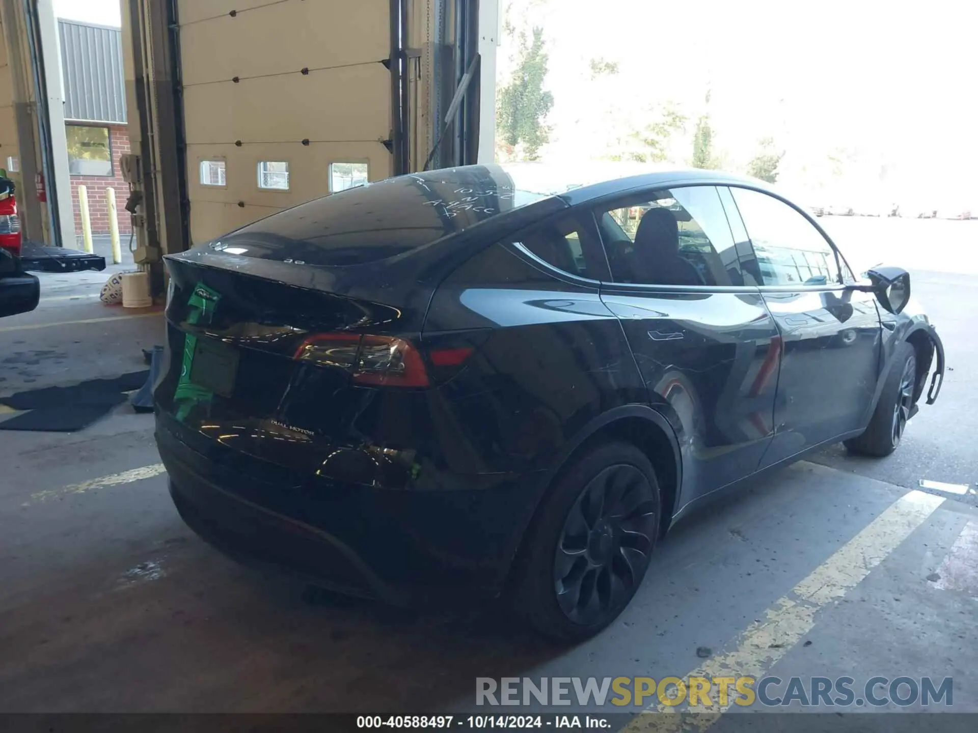 4 Photograph of a damaged car 7SAYGDEE3PF751442 TESLA MODEL Y 2023
