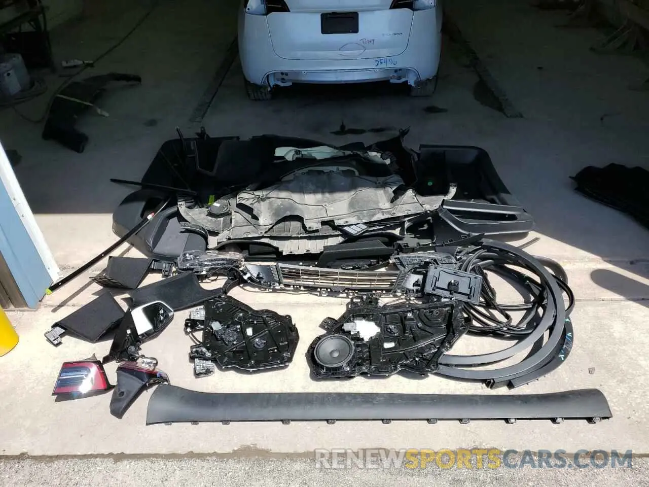 12 Photograph of a damaged car 7SAYGDEE3PF799376 TESLA MODEL Y 2023