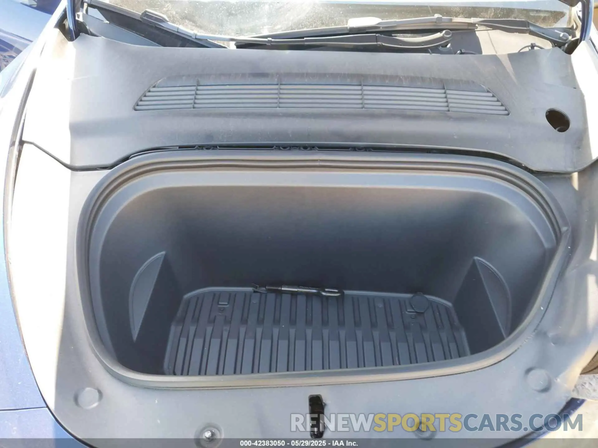 10 Photograph of a damaged car 7SAYGDEE3PF816547 TESLA MODEL Y 2023