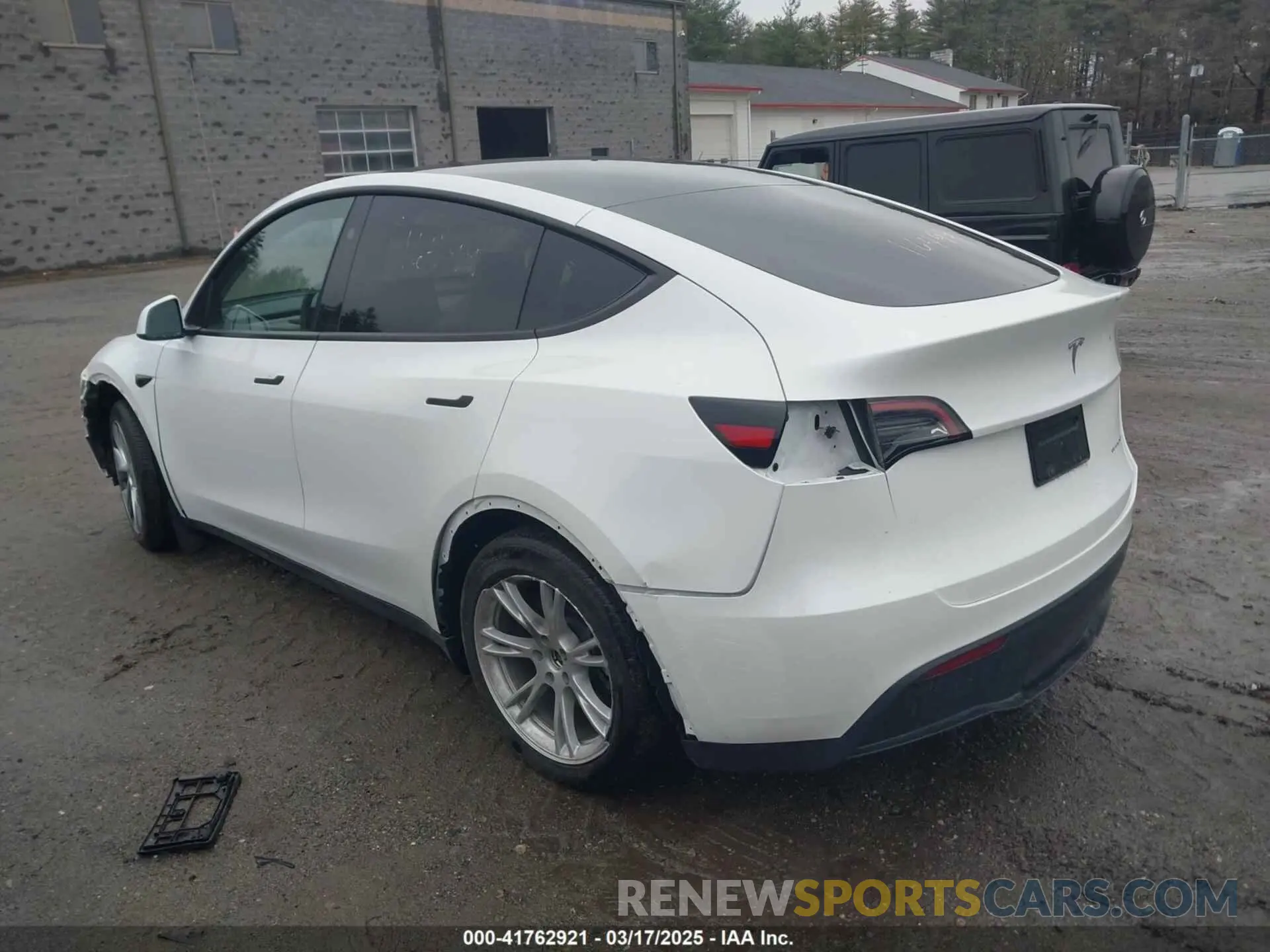 15 Photograph of a damaged car 7SAYGDEE3PF857633 TESLA MODEL Y 2023