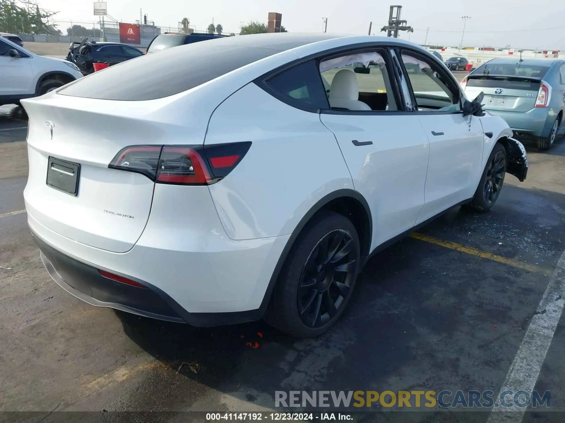 4 Photograph of a damaged car 7SAYGDEE3PF900030 TESLA MODEL Y 2023