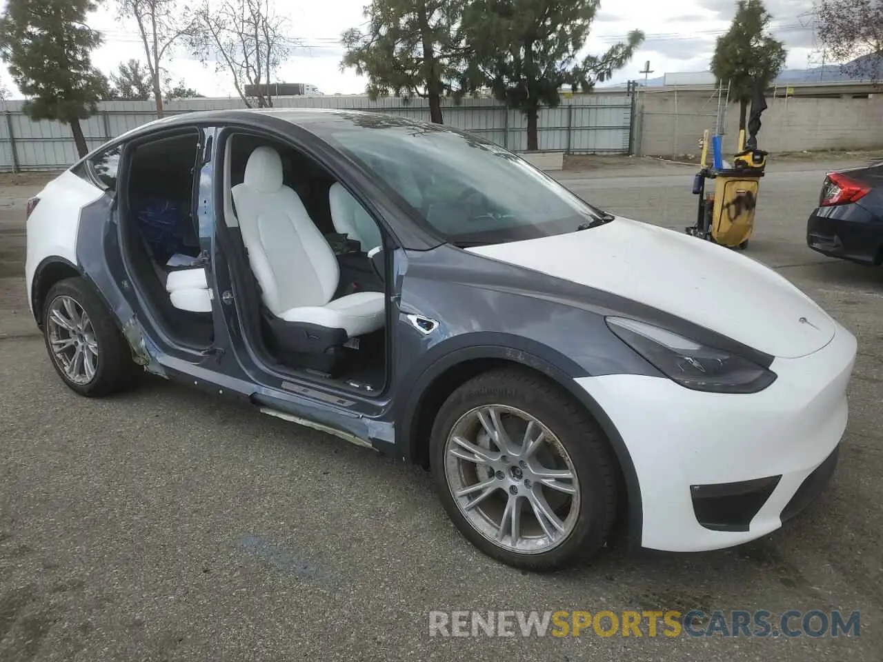 4 Photograph of a damaged car 7SAYGDEE3PF916132 TESLA MODEL Y 2023