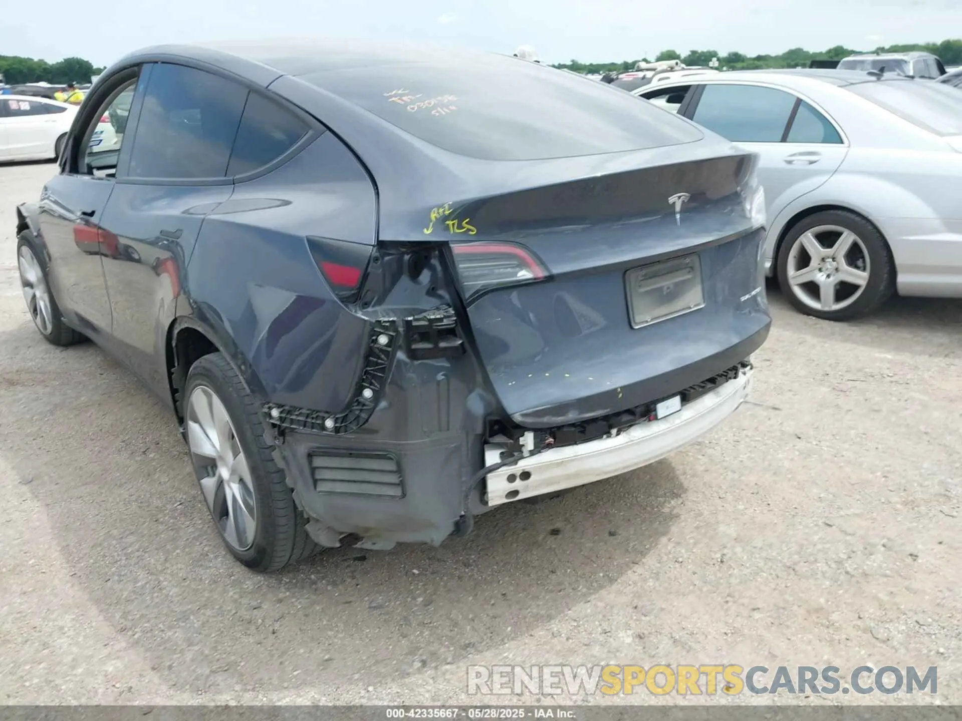18 Photograph of a damaged car 7SAYGDEE4PA030138 TESLA MODEL Y 2023