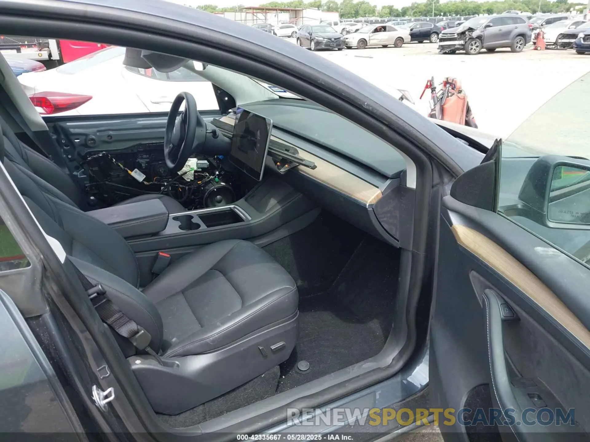 5 Photograph of a damaged car 7SAYGDEE4PA030138 TESLA MODEL Y 2023