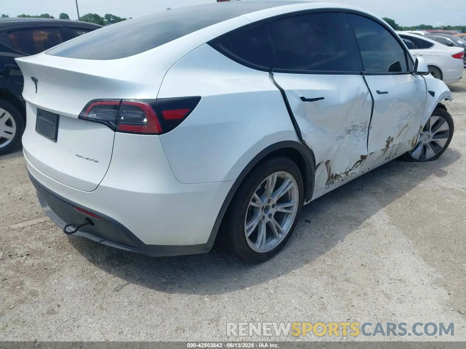 4 Photograph of a damaged car 7SAYGDEE4PA077282 TESLA MODEL Y 2023
