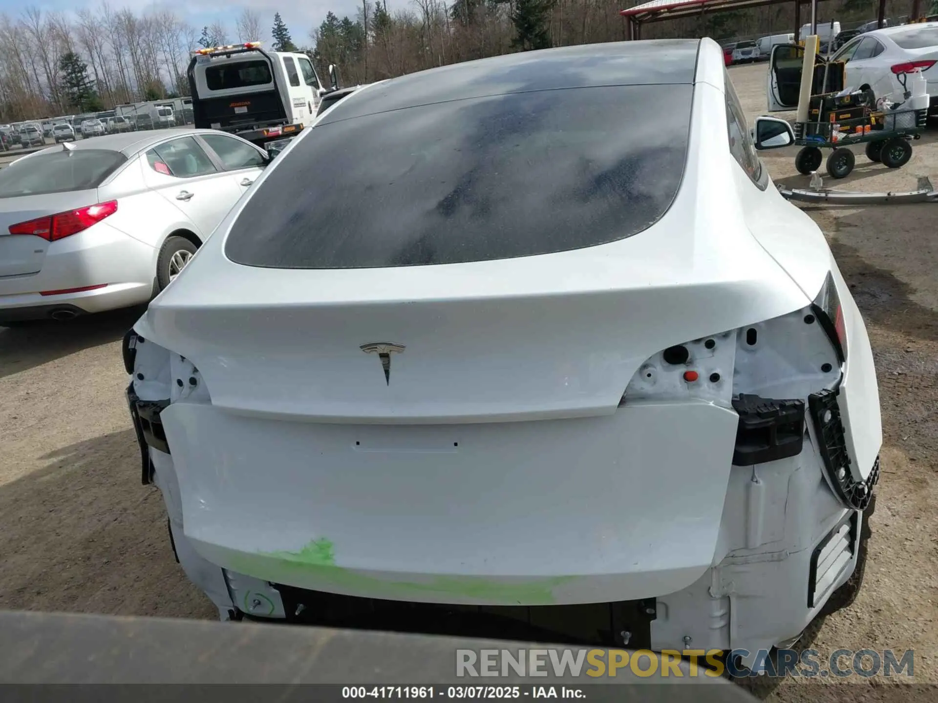 17 Photograph of a damaged car 7SAYGDEE4PF606636 TESLA MODEL Y 2023
