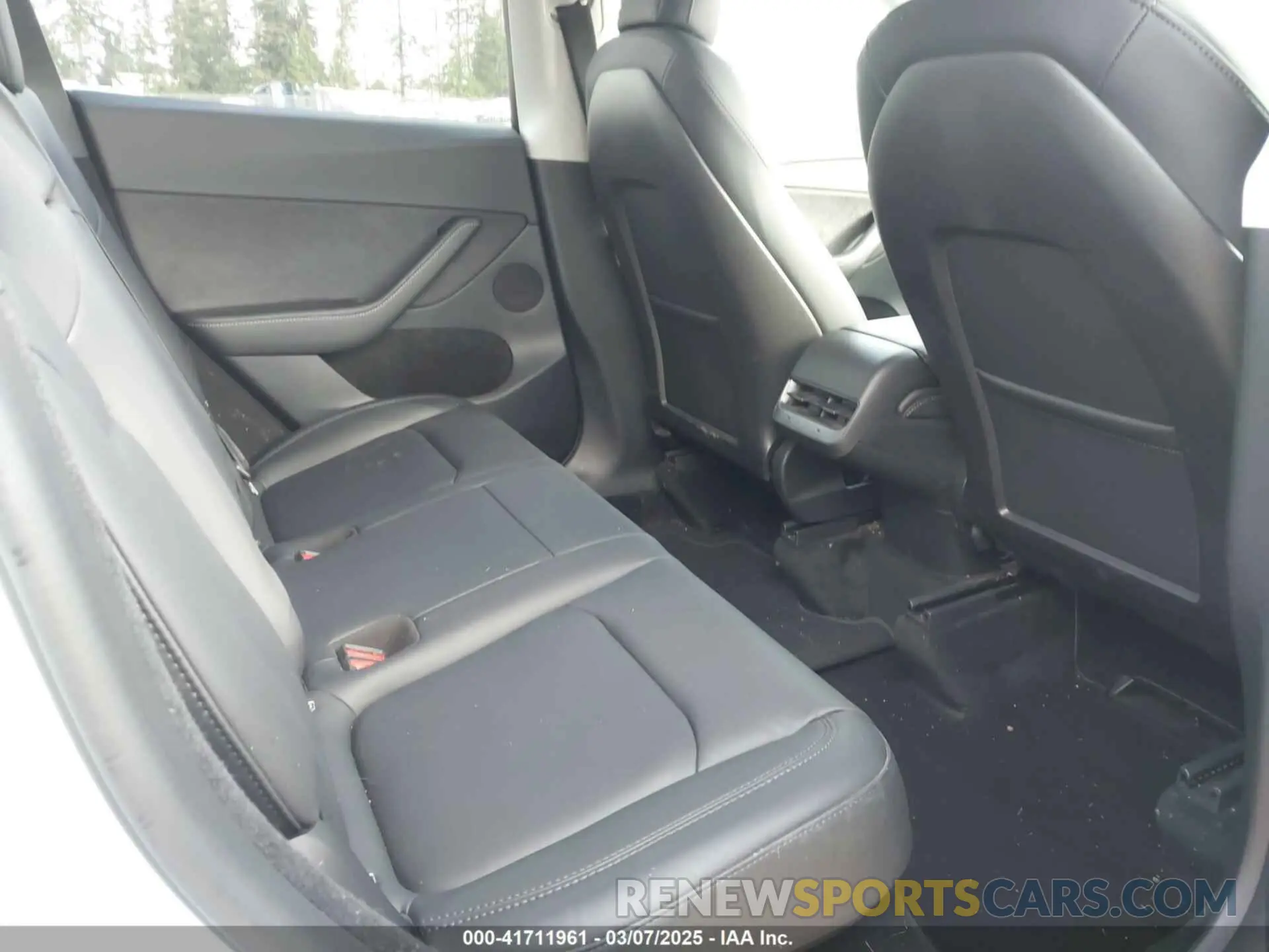 8 Photograph of a damaged car 7SAYGDEE4PF606636 TESLA MODEL Y 2023