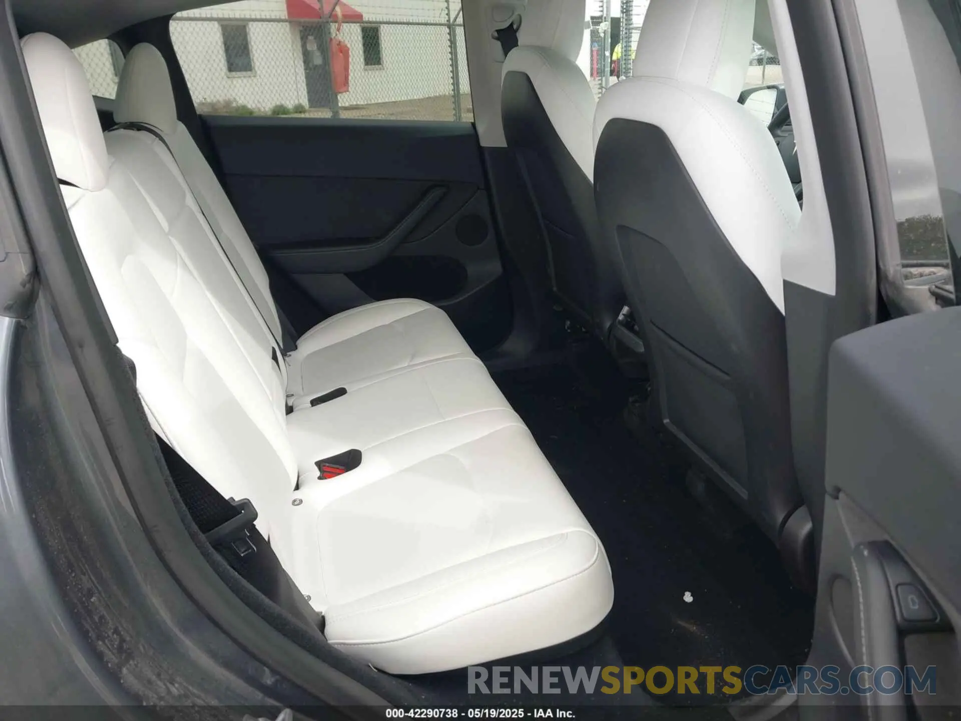 8 Photograph of a damaged car 7SAYGDEE4PF627809 TESLA MODEL Y 2023