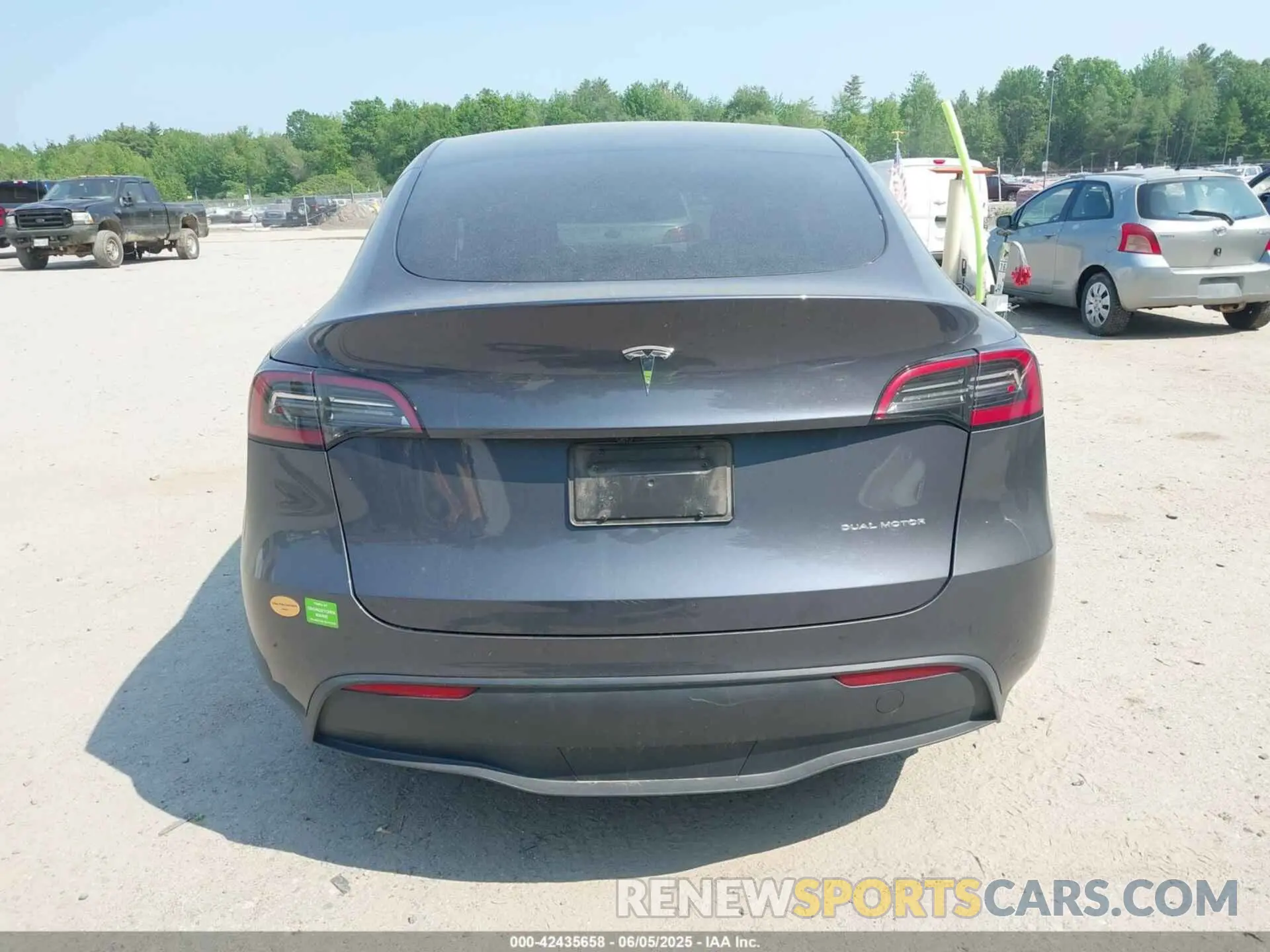 17 Photograph of a damaged car 7SAYGDEE4PF823376 TESLA MODEL Y 2023