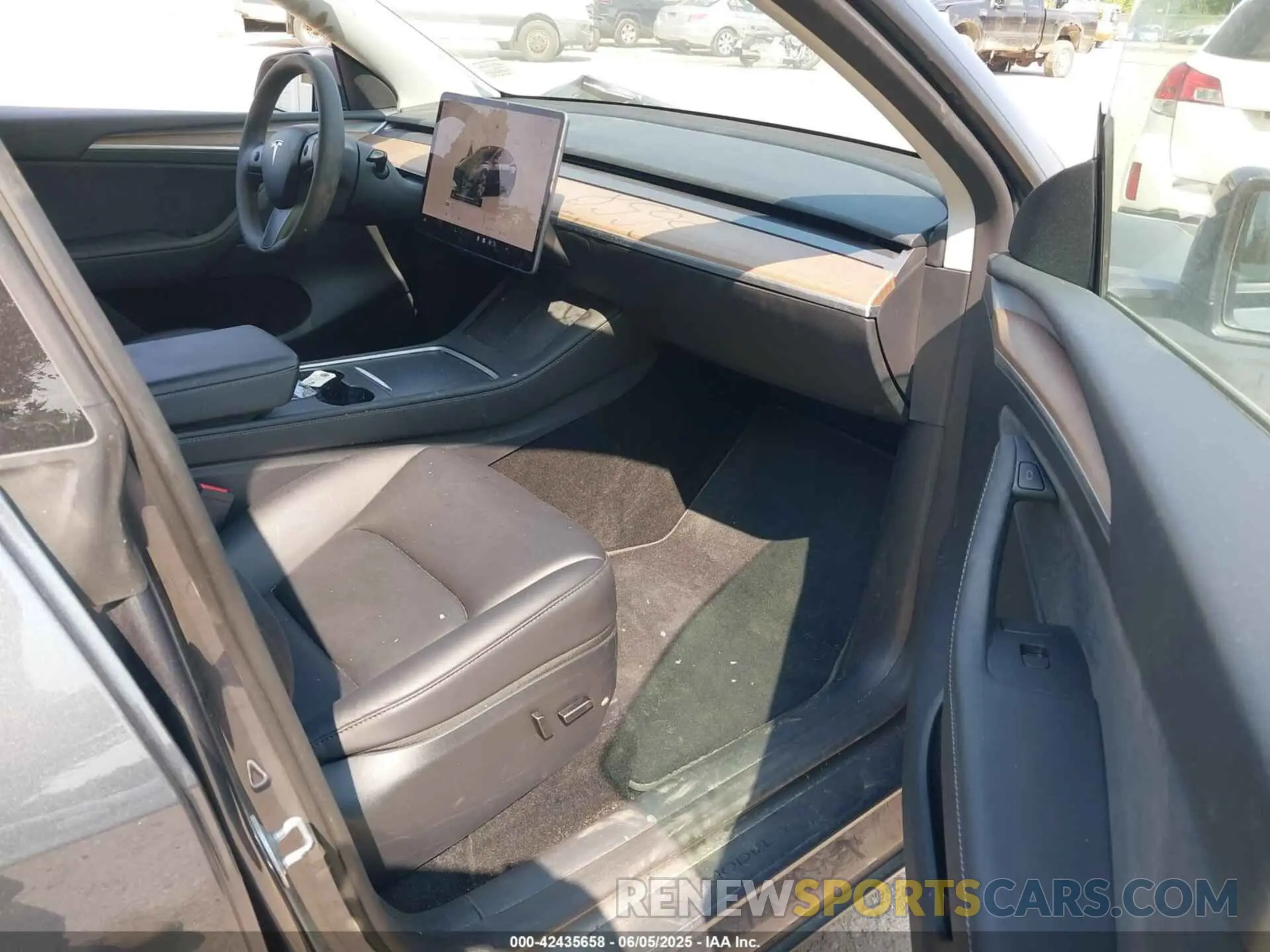 5 Photograph of a damaged car 7SAYGDEE4PF823376 TESLA MODEL Y 2023