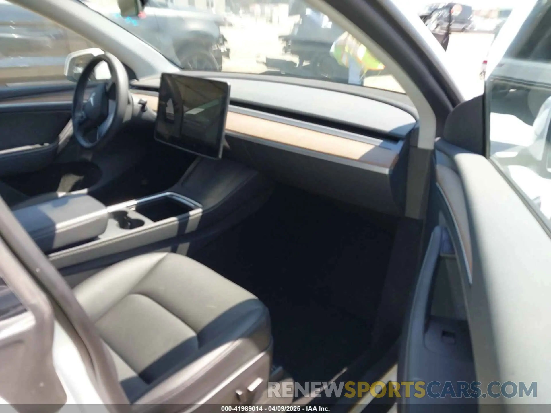 5 Photograph of a damaged car 7SAYGDEE5PA104635 TESLA MODEL Y 2023