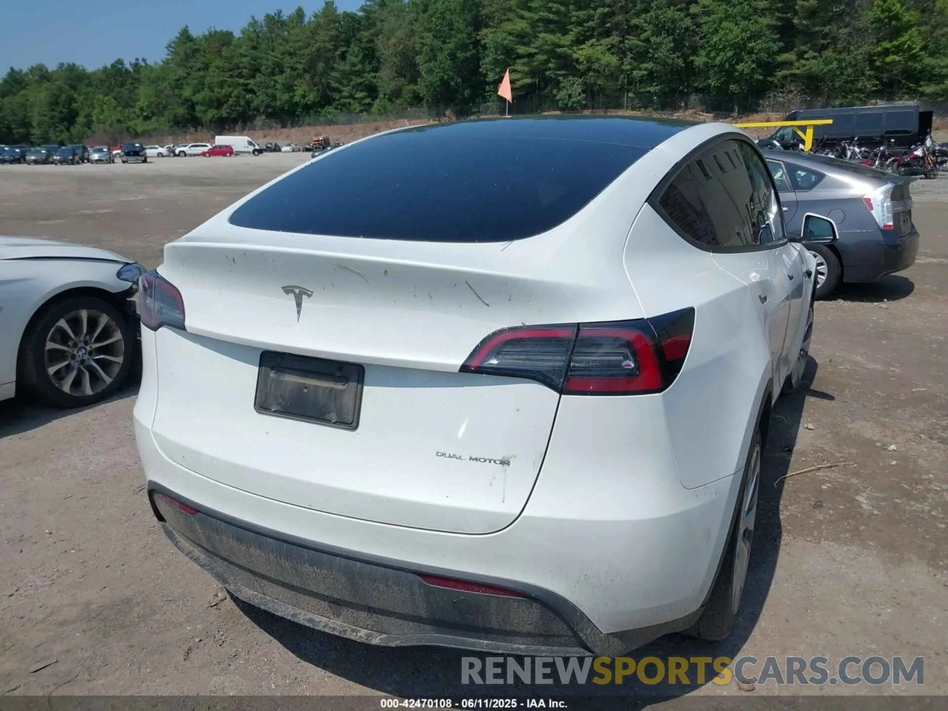 16 Photograph of a damaged car 7SAYGDEE5PA126165 TESLA MODEL Y 2023