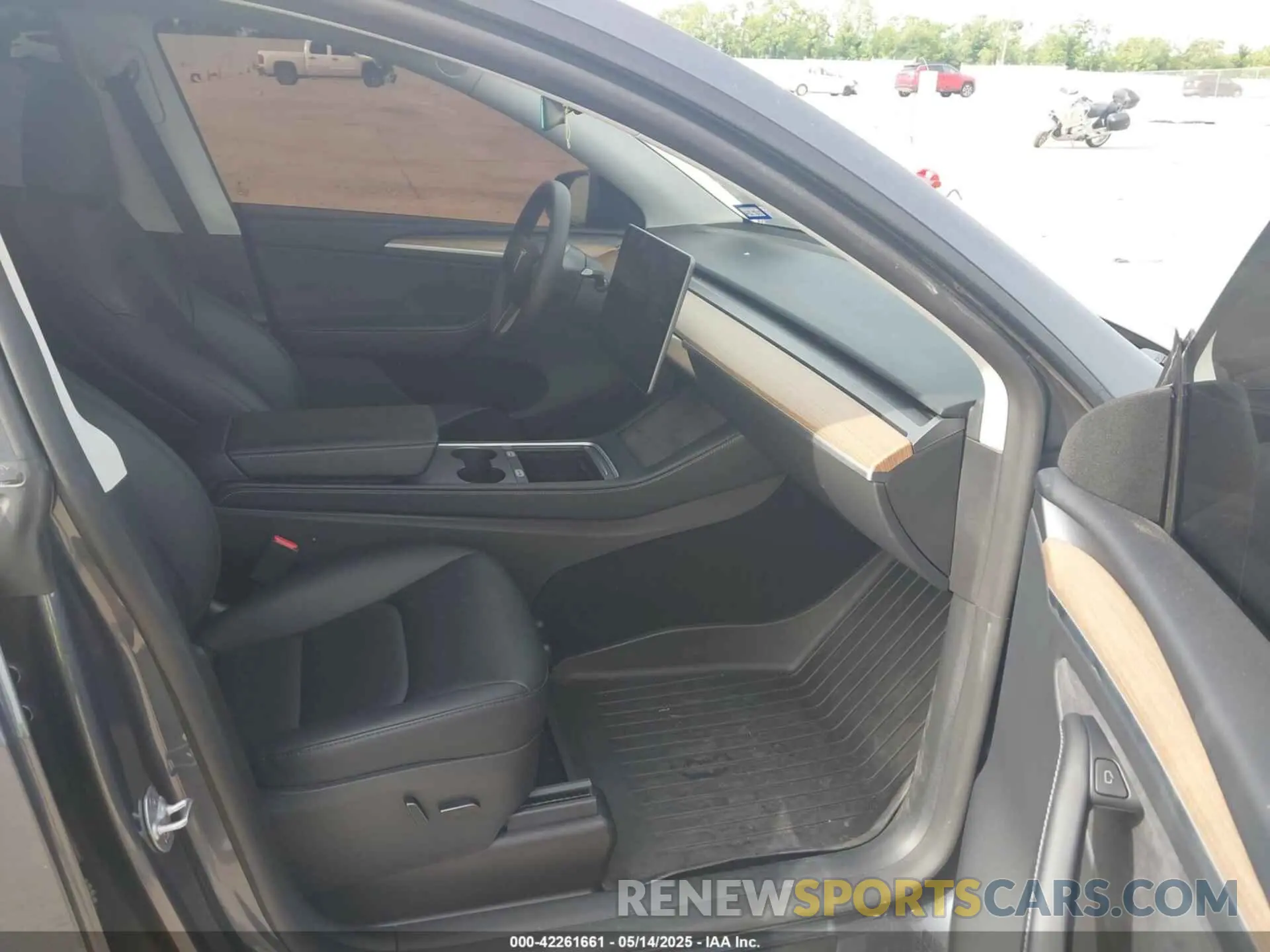 5 Photograph of a damaged car 7SAYGDEE5PA170506 TESLA MODEL Y 2023