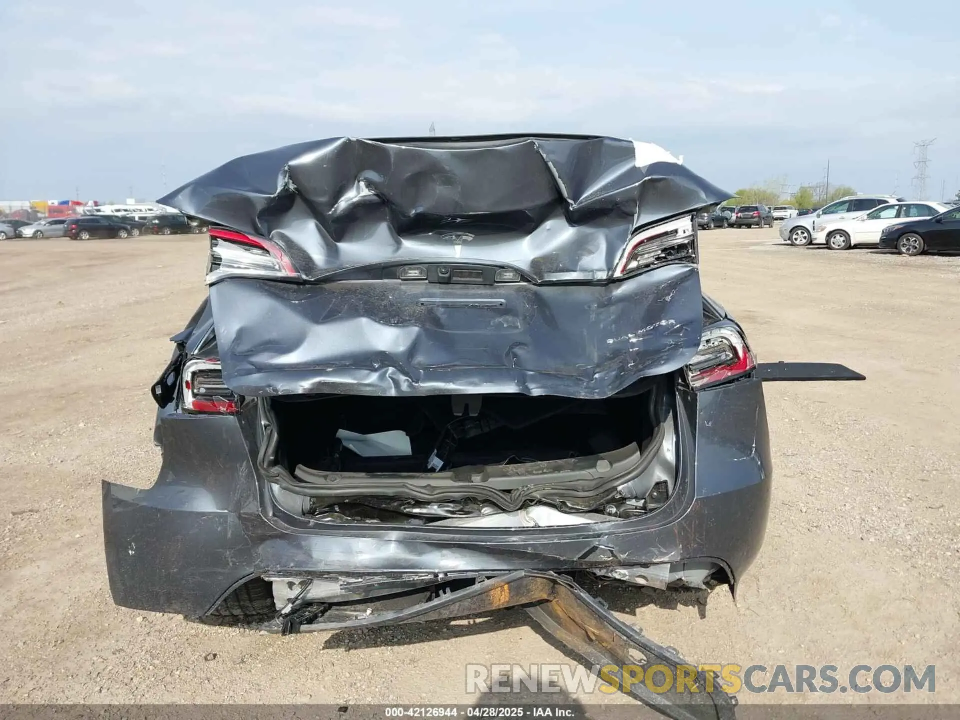 17 Photograph of a damaged car 7SAYGDEE5PA200040 TESLA MODEL Y 2023