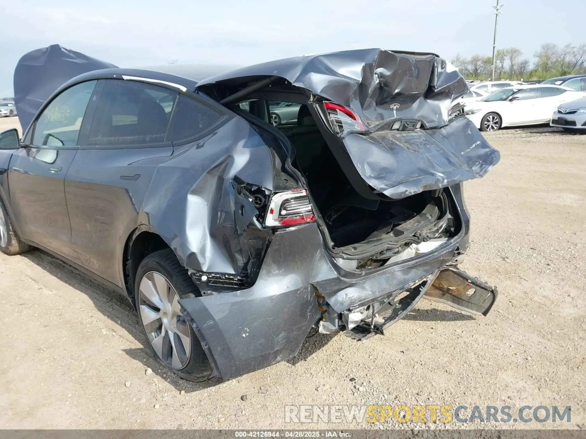 18 Photograph of a damaged car 7SAYGDEE5PA200040 TESLA MODEL Y 2023