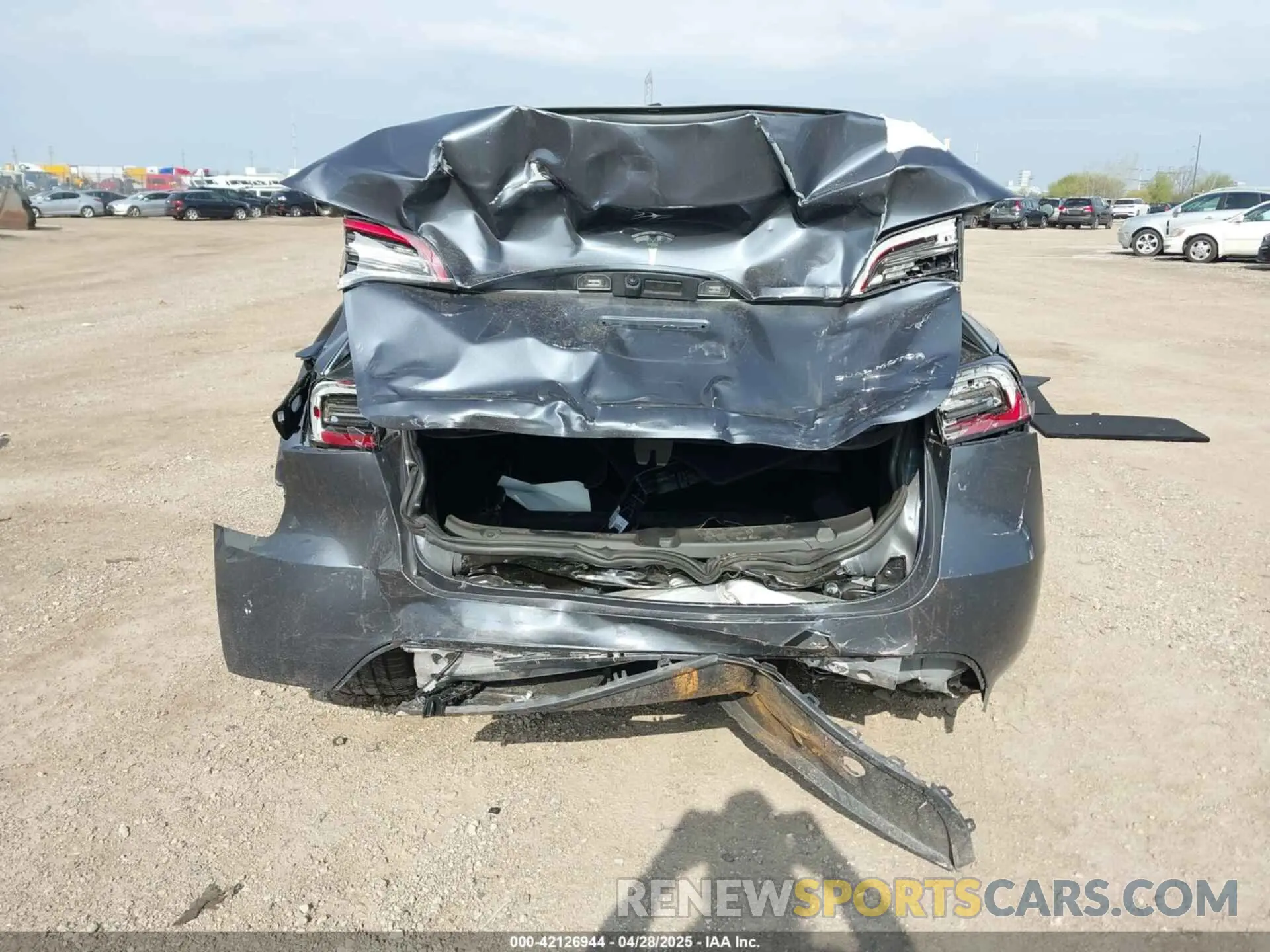 6 Photograph of a damaged car 7SAYGDEE5PA200040 TESLA MODEL Y 2023