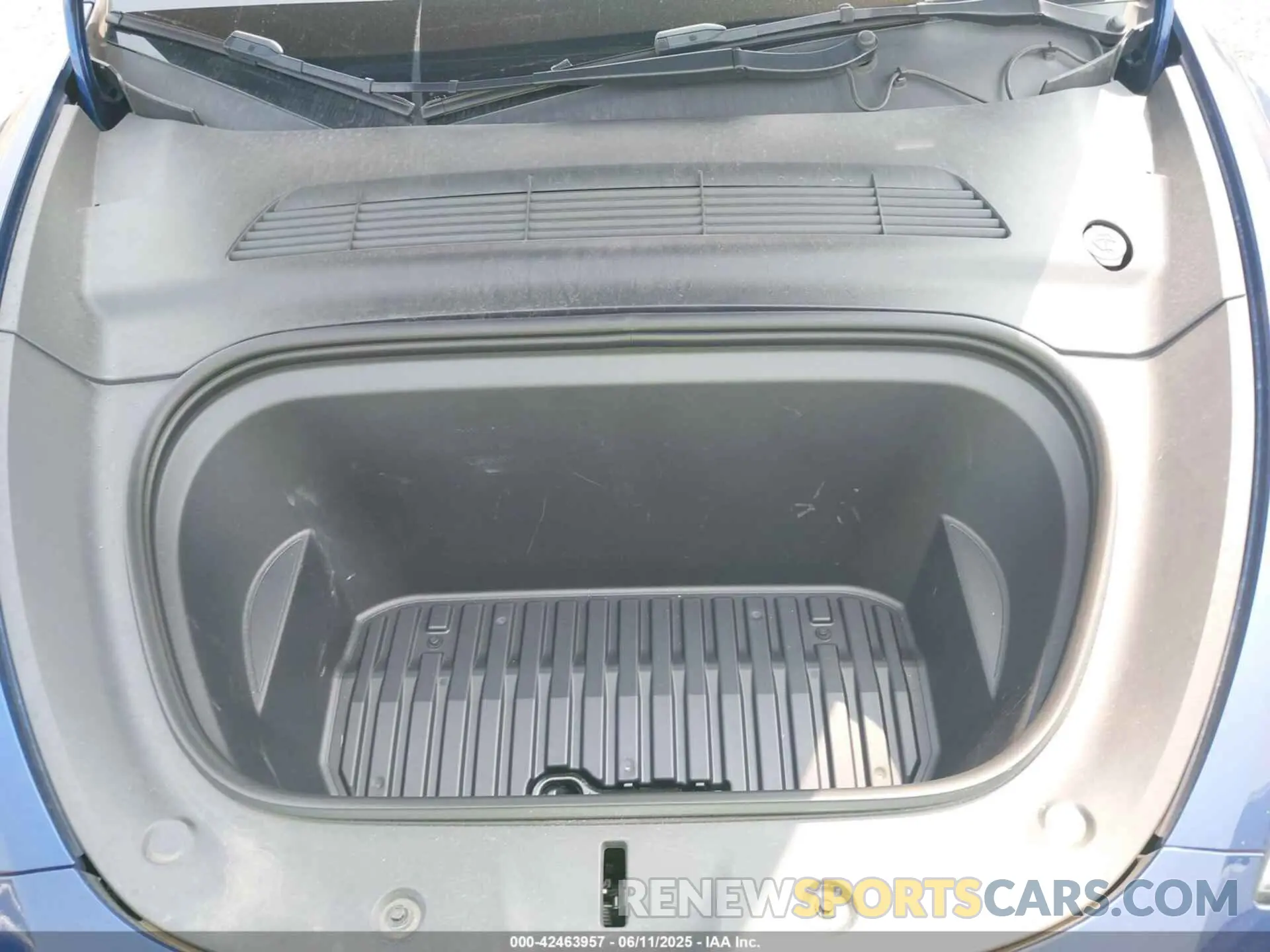 10 Photograph of a damaged car 7SAYGDEE5PF613627 TESLA MODEL Y 2023