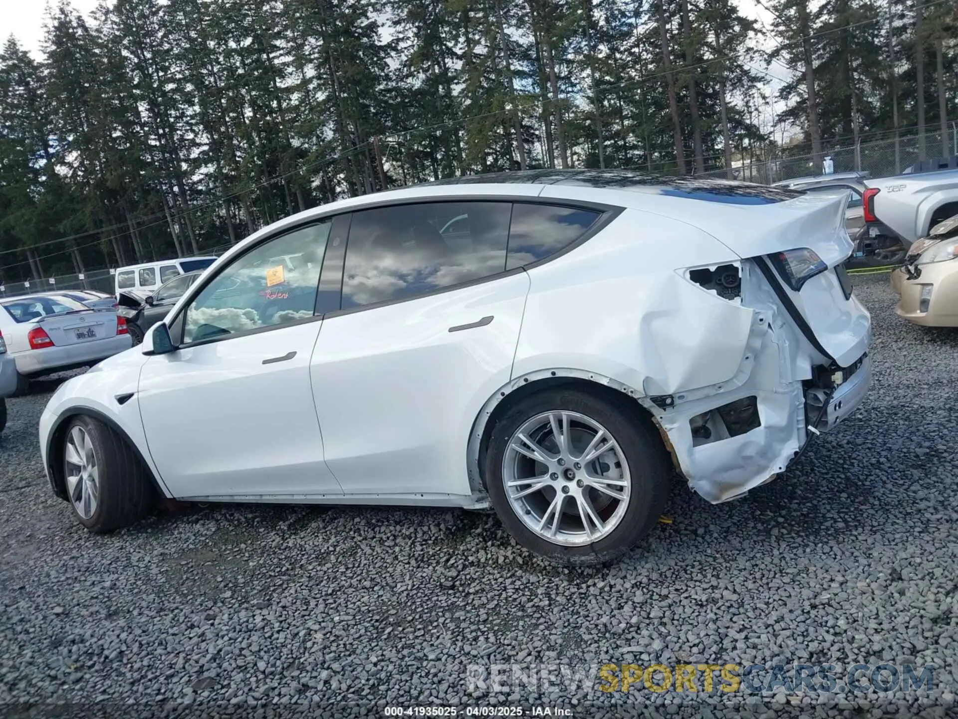 15 Photograph of a damaged car 7SAYGDEE5PF803976 TESLA MODEL Y 2023