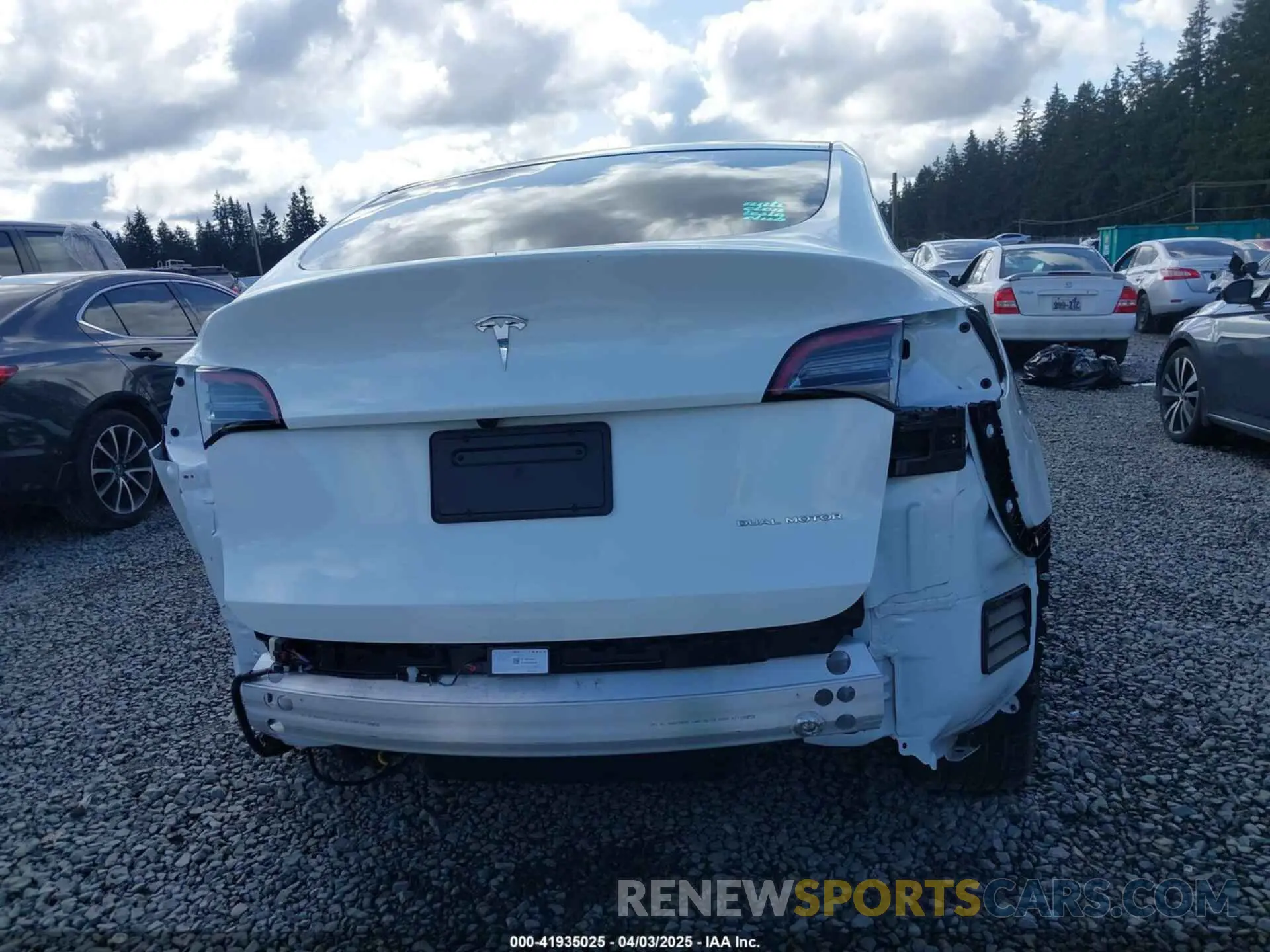 17 Photograph of a damaged car 7SAYGDEE5PF803976 TESLA MODEL Y 2023