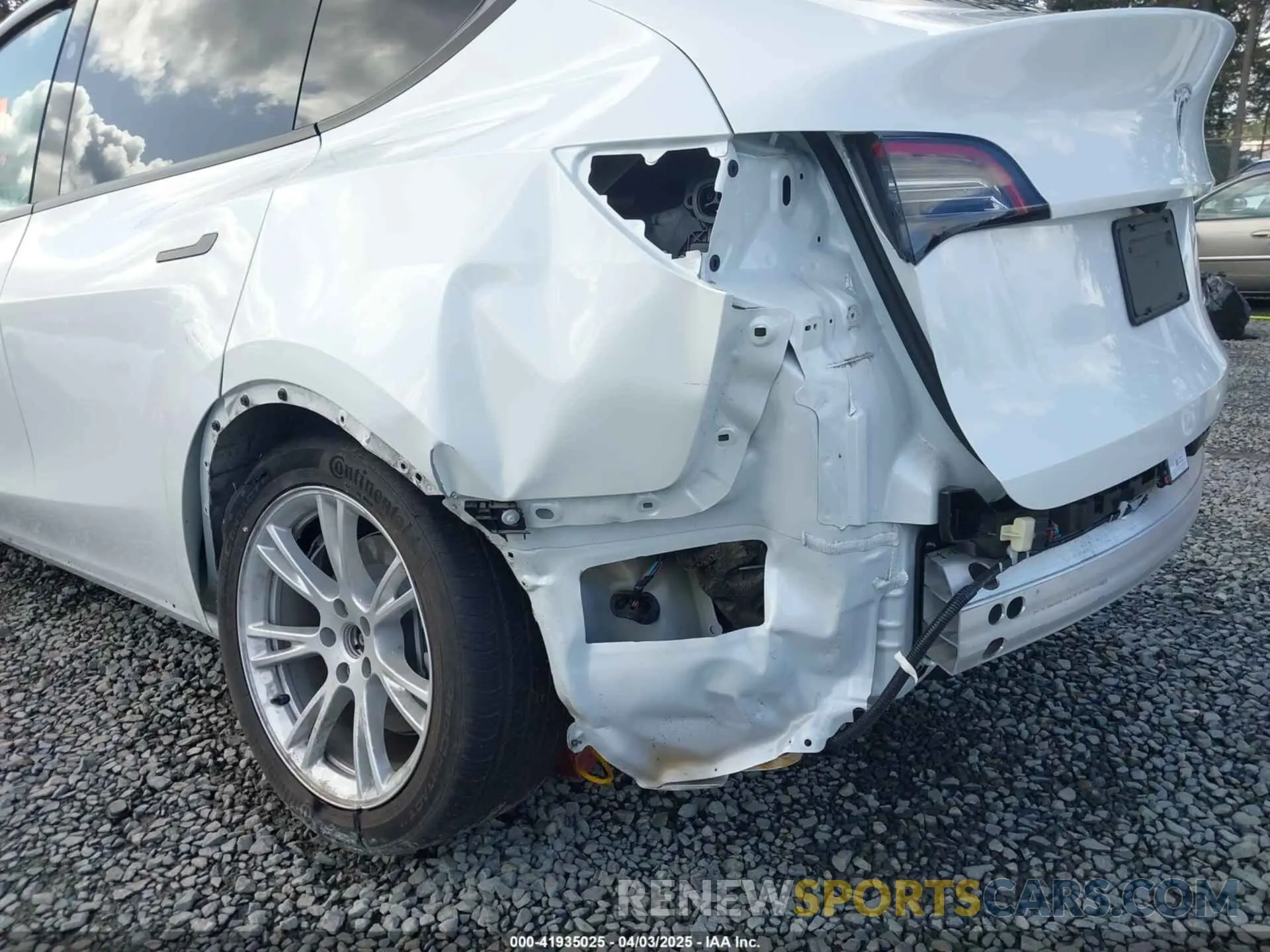 6 Photograph of a damaged car 7SAYGDEE5PF803976 TESLA MODEL Y 2023