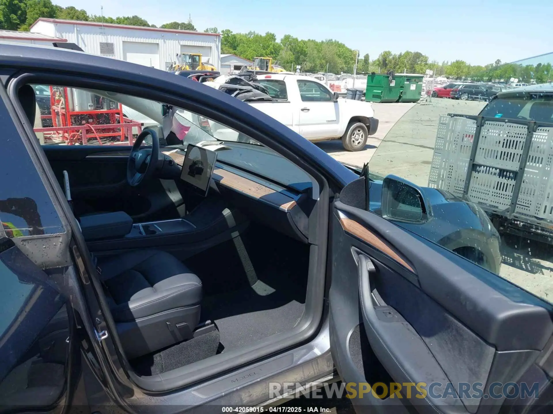 5 Photograph of a damaged car 7SAYGDEE5PF882582 TESLA MODEL Y 2023