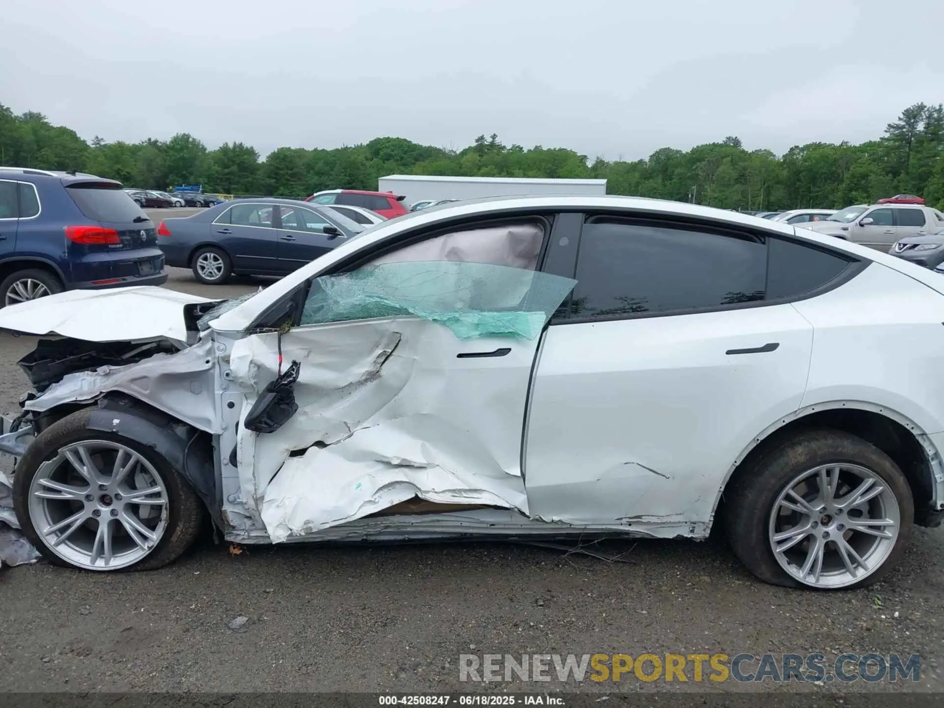 13 Photograph of a damaged car 7SAYGDEE5PF892772 TESLA MODEL Y 2023