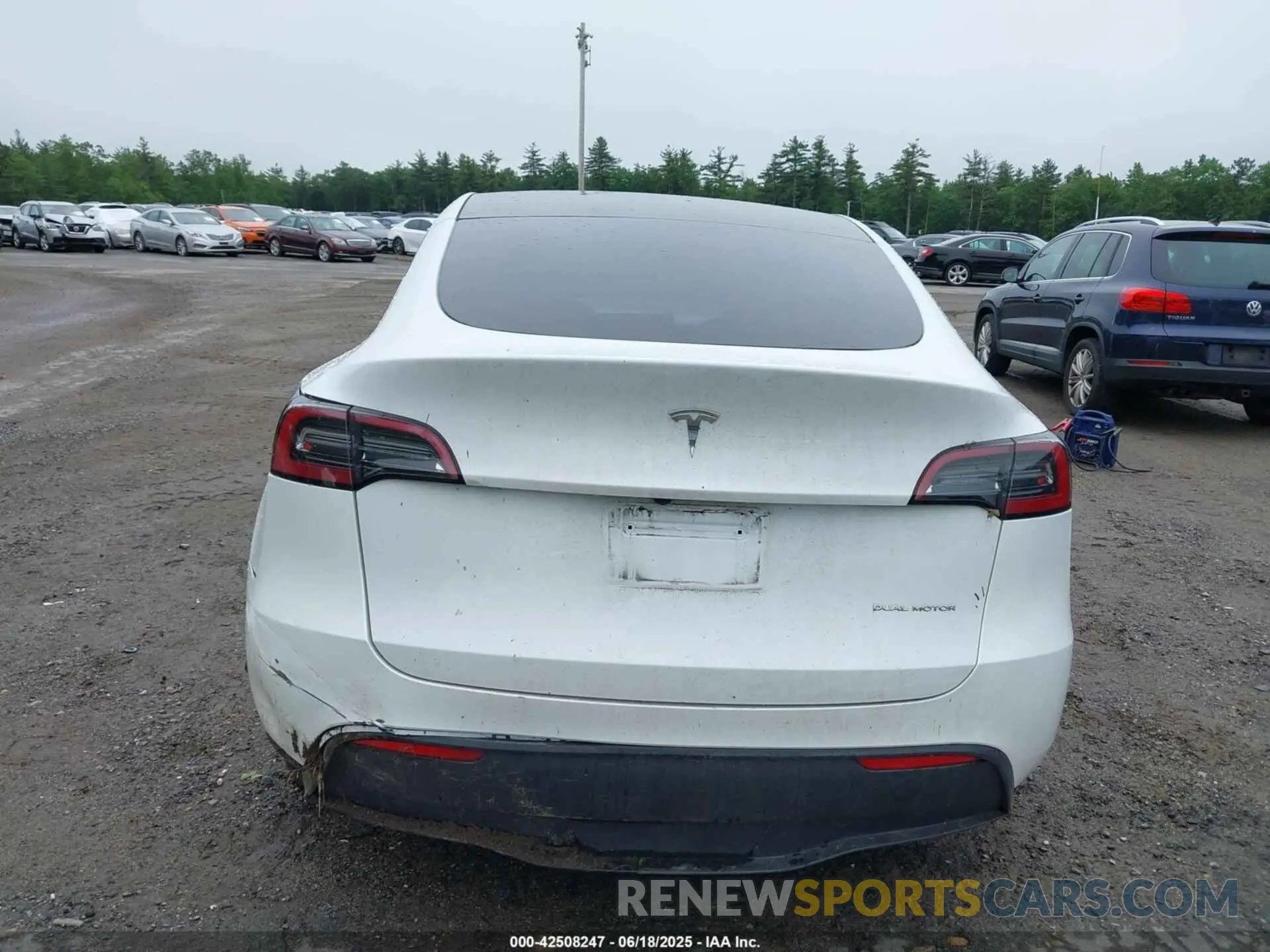 15 Photograph of a damaged car 7SAYGDEE5PF892772 TESLA MODEL Y 2023