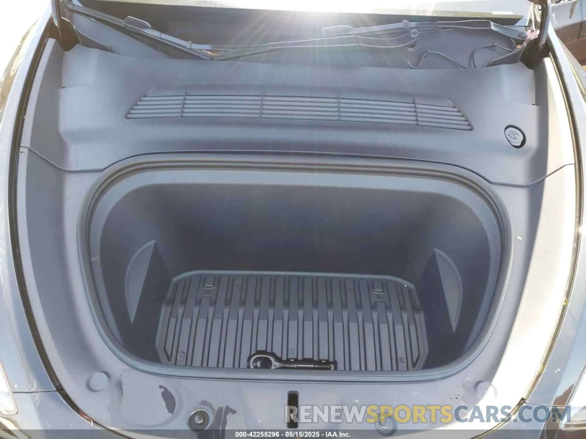 10 Photograph of a damaged car 7SAYGDEE6PA033798 TESLA MODEL Y 2023