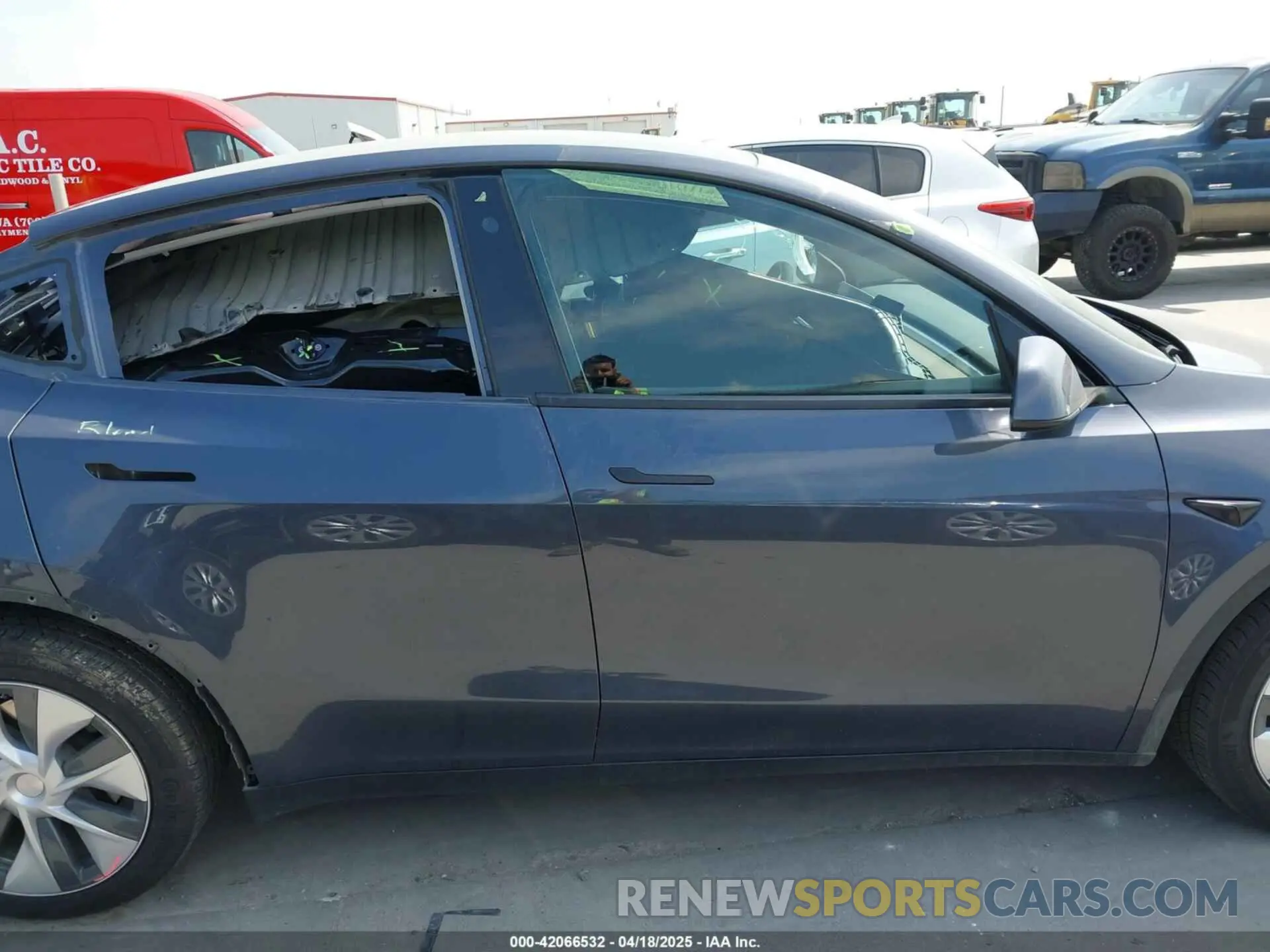 14 Photograph of a damaged car 7SAYGDEE6PA073931 TESLA MODEL Y 2023