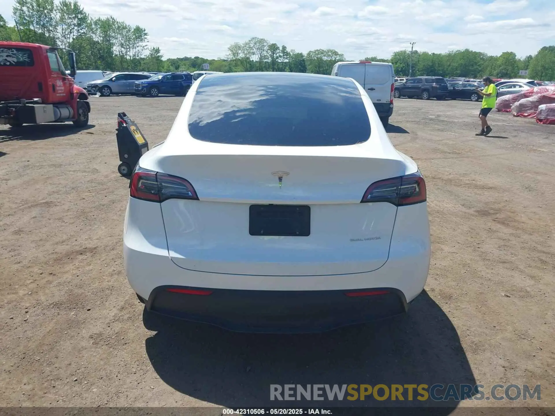 16 Photograph of a damaged car 7SAYGDEE6PA080118 TESLA MODEL Y 2023