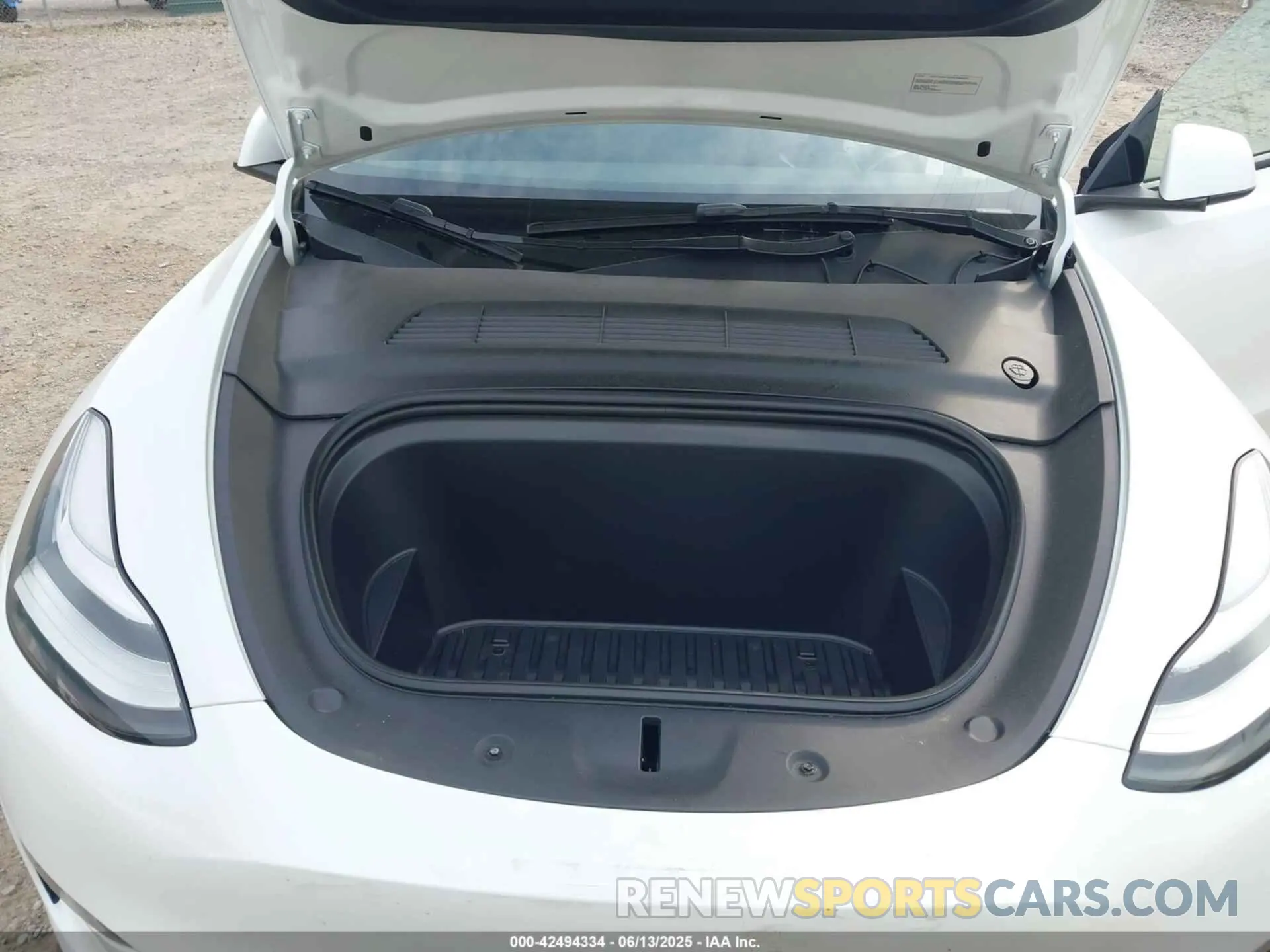 10 Photograph of a damaged car 7SAYGDEE6PA135196 TESLA MODEL Y 2023