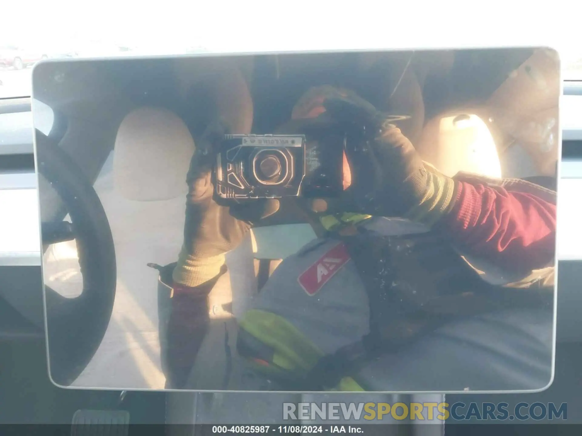 19 Photograph of a damaged car 7SAYGDEE6PA141709 TESLA MODEL Y 2023