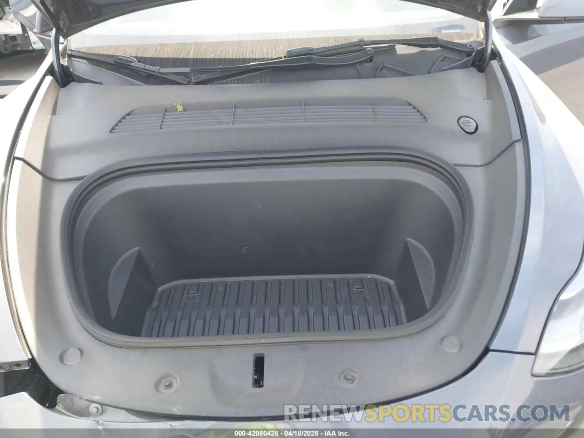 10 Photograph of a damaged car 7SAYGDEE6PA169168 TESLA MODEL Y 2023