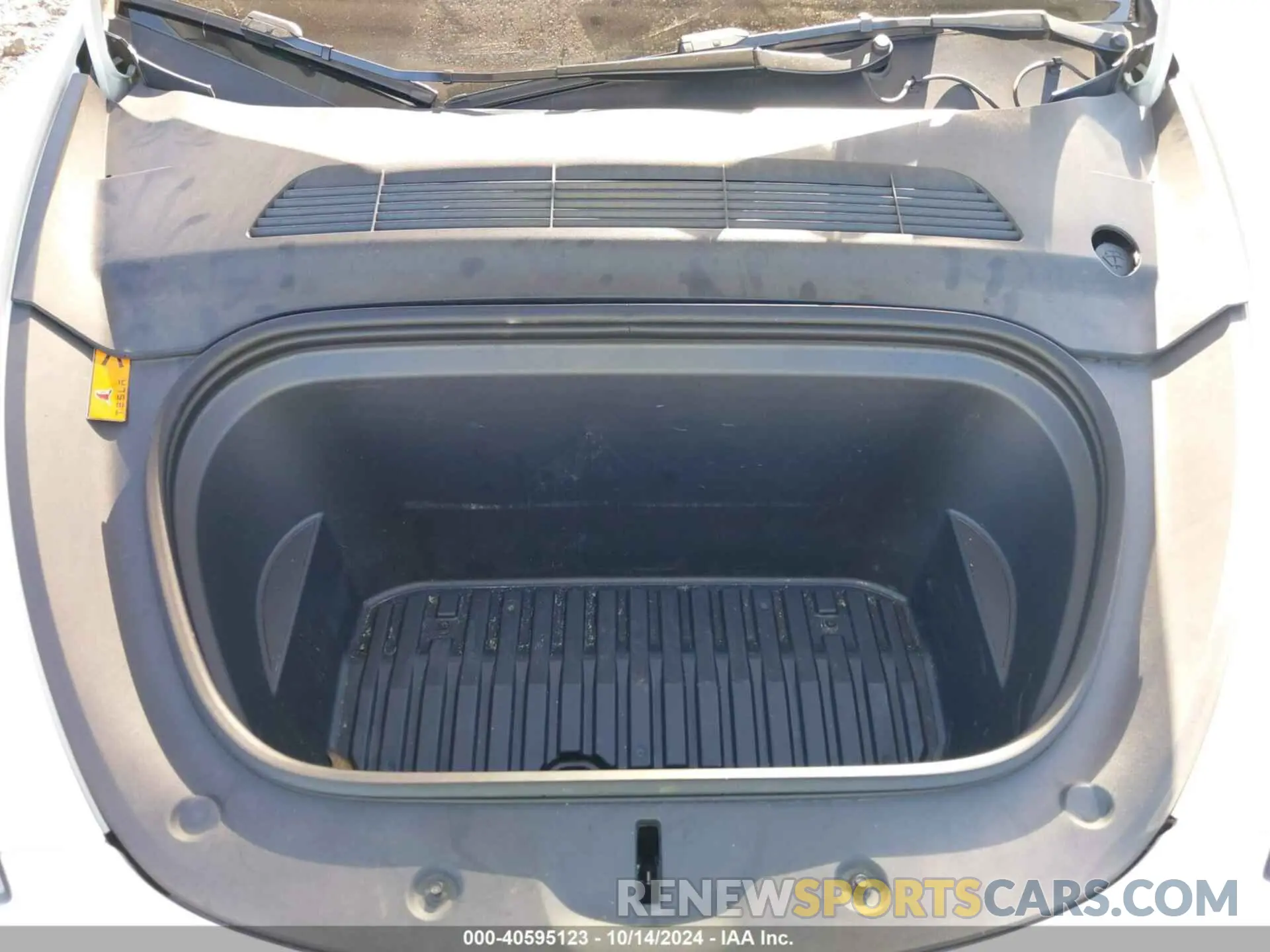 10 Photograph of a damaged car 7SAYGDEE6PF588608 TESLA MODEL Y 2023