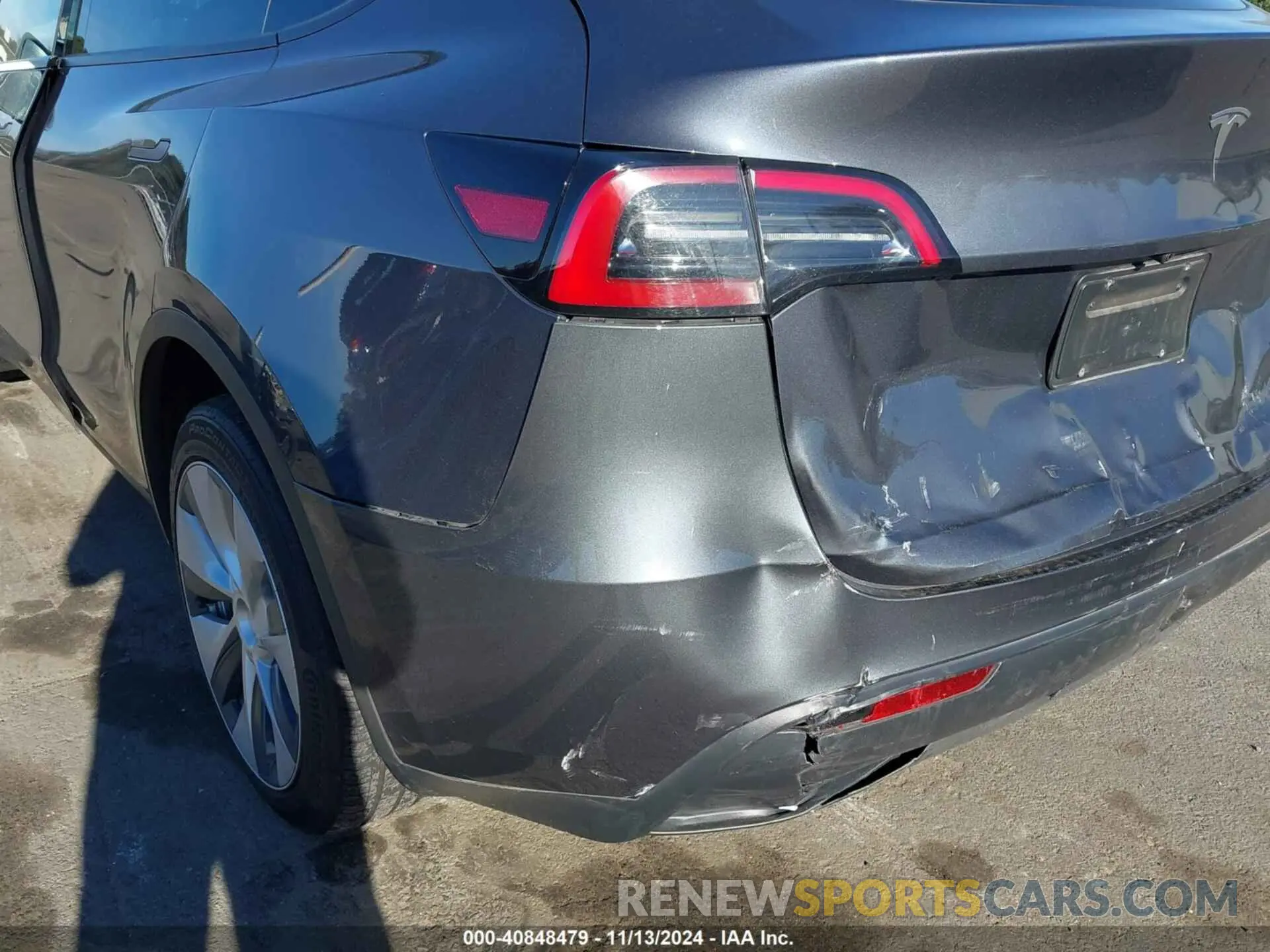 19 Photograph of a damaged car 7SAYGDEE6PF596126 TESLA MODEL Y 2023