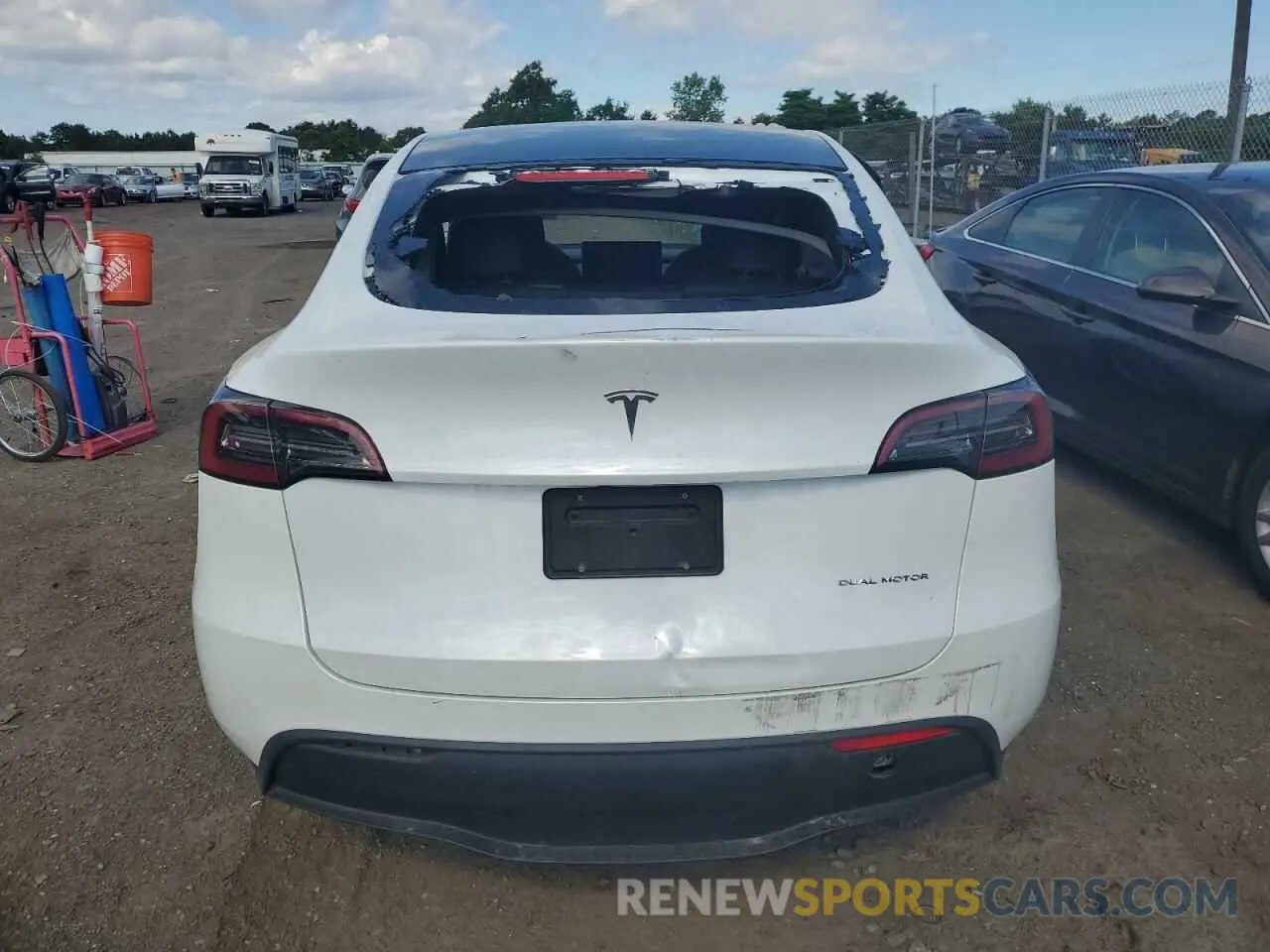 6 Photograph of a damaged car 7SAYGDEE6PF604497 TESLA MODEL Y 2023