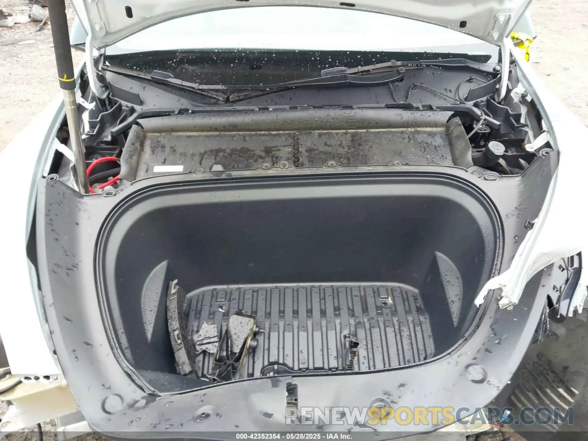 10 Photograph of a damaged car 7SAYGDEE6PF685422 TESLA MODEL Y 2023